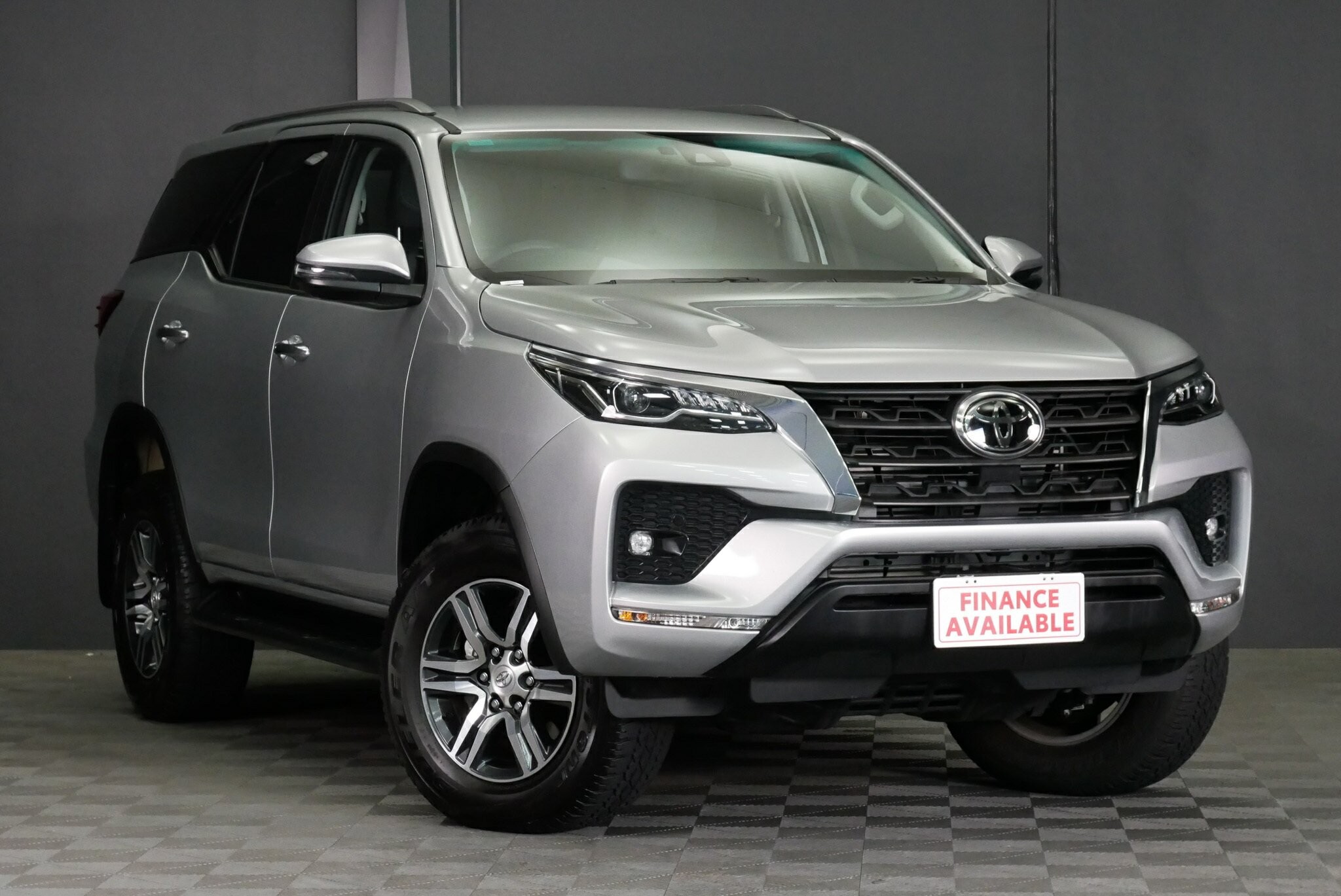 Toyota Fortuner image 1
