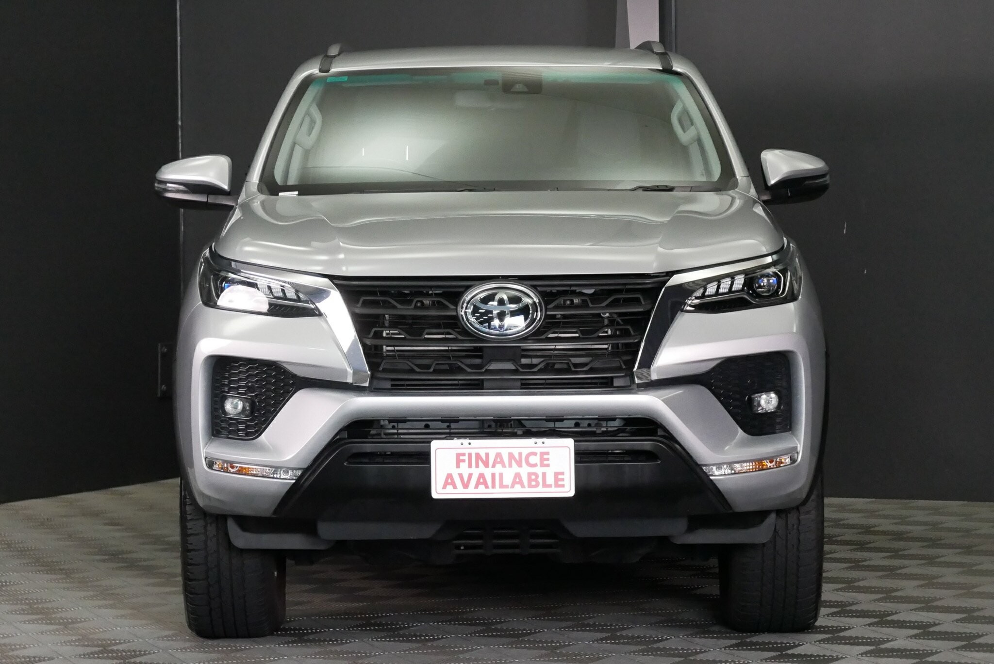 Toyota Fortuner image 2