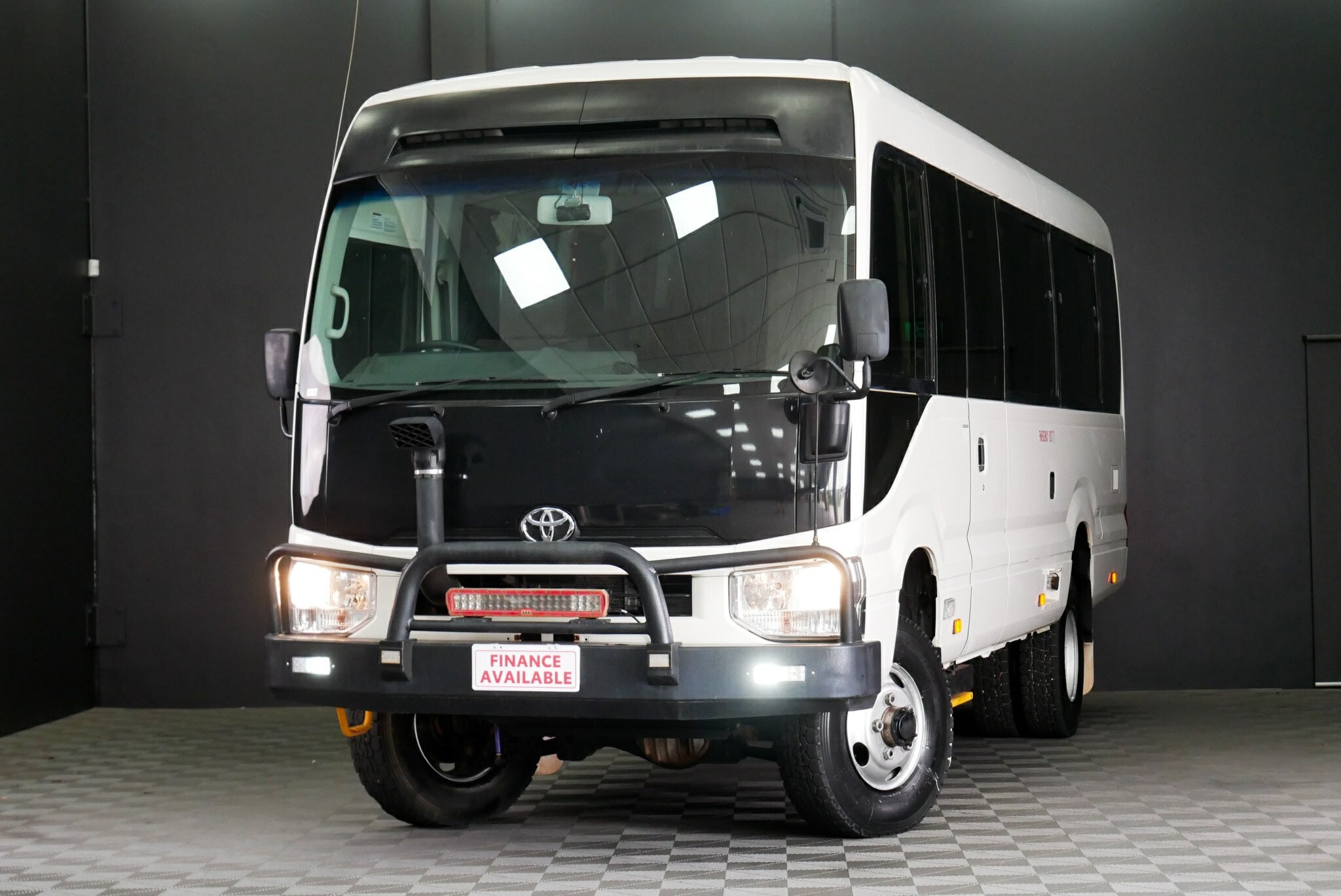Toyota Coaster Bus 4.0l Diesel 6at Deluxe image 3