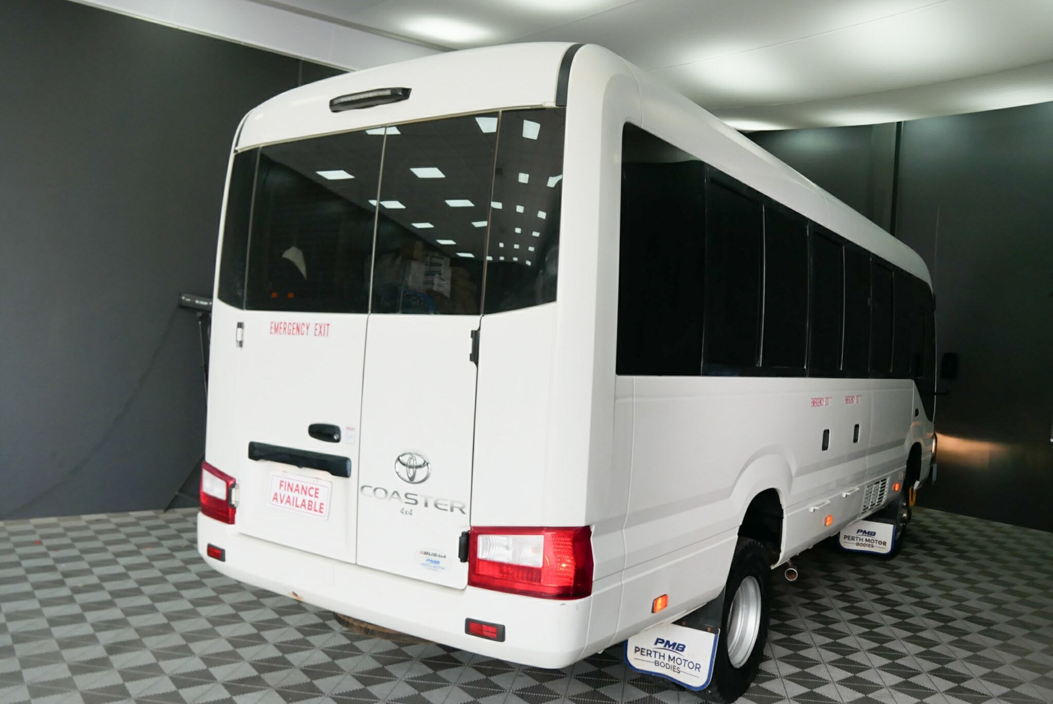 Toyota Coaster Bus 4.0l Diesel 6at Deluxe image 4