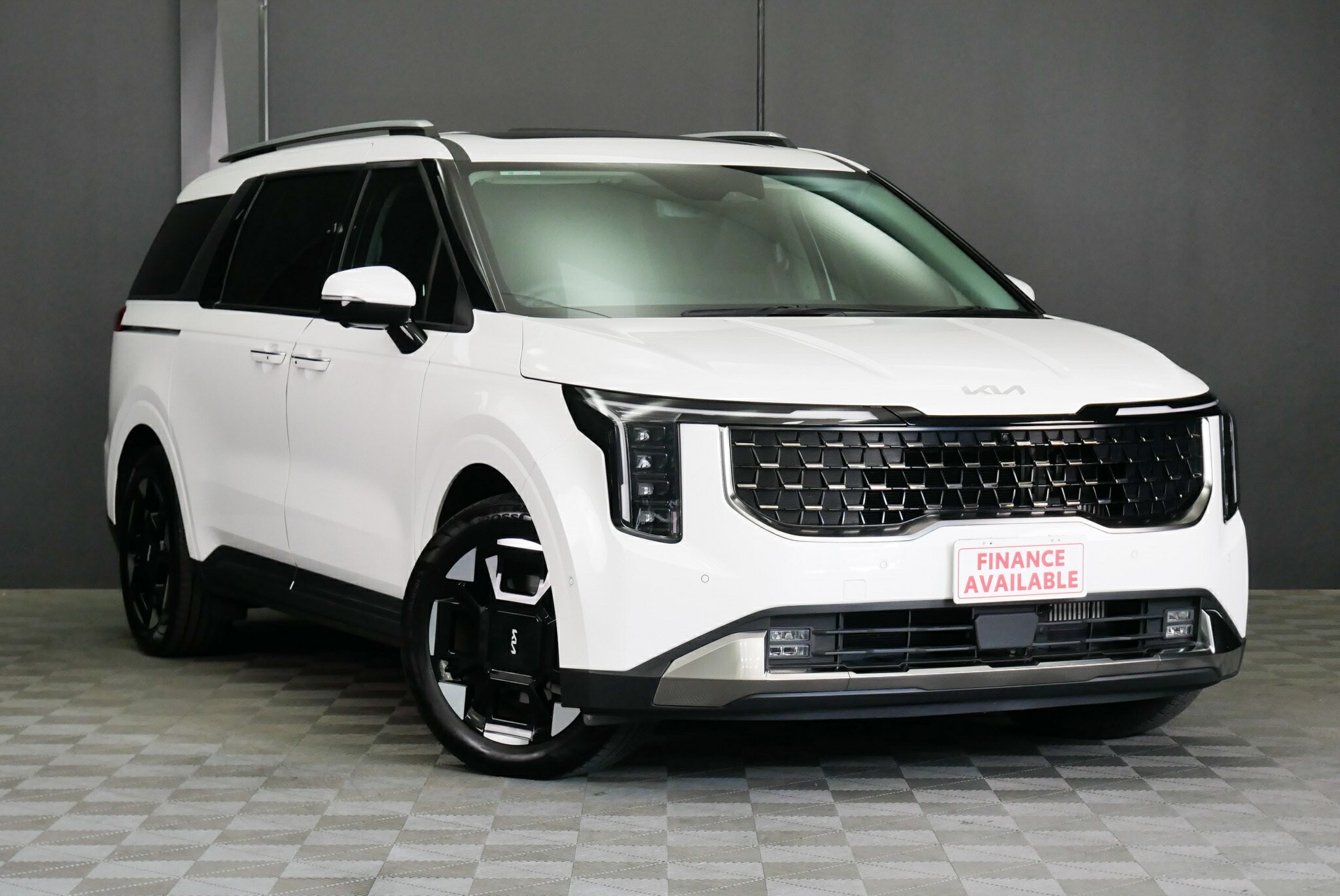 Kia Carnival image 1