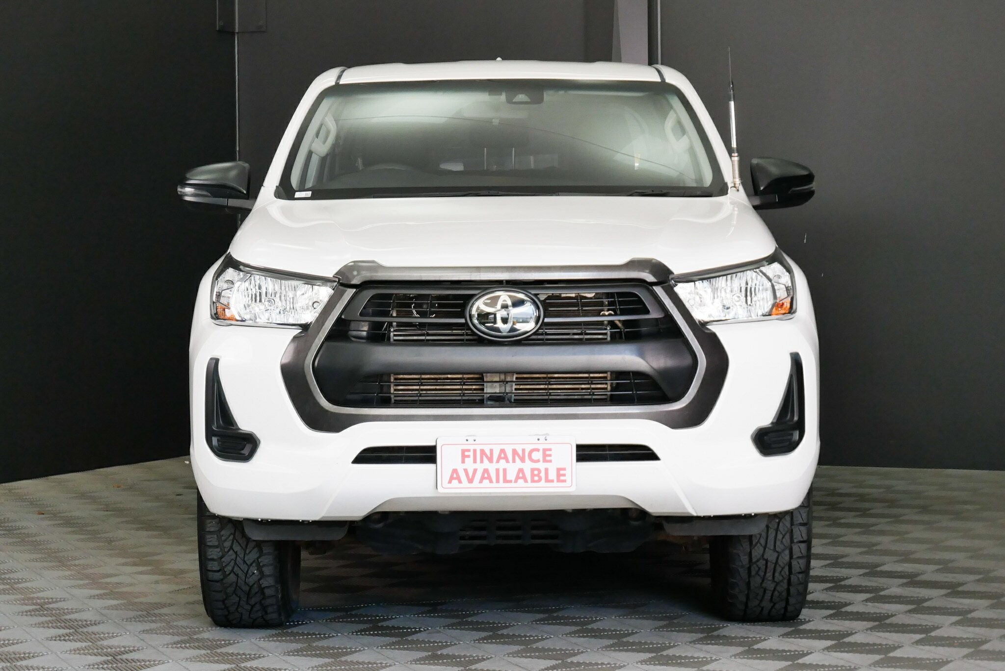 Toyota Hilux image 2