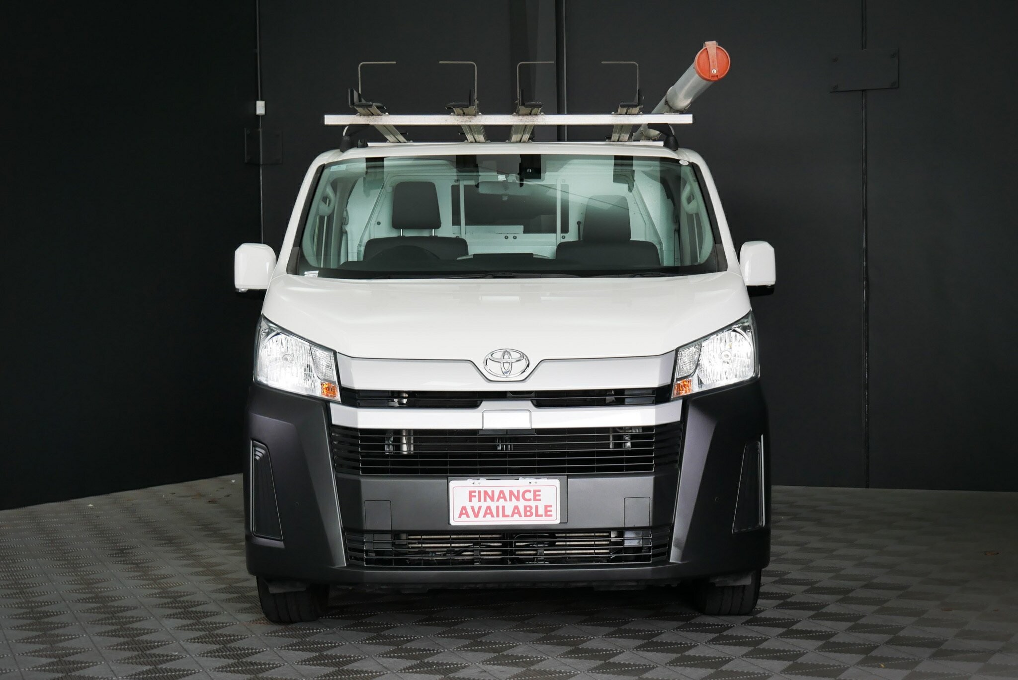 Toyota Hiace image 2