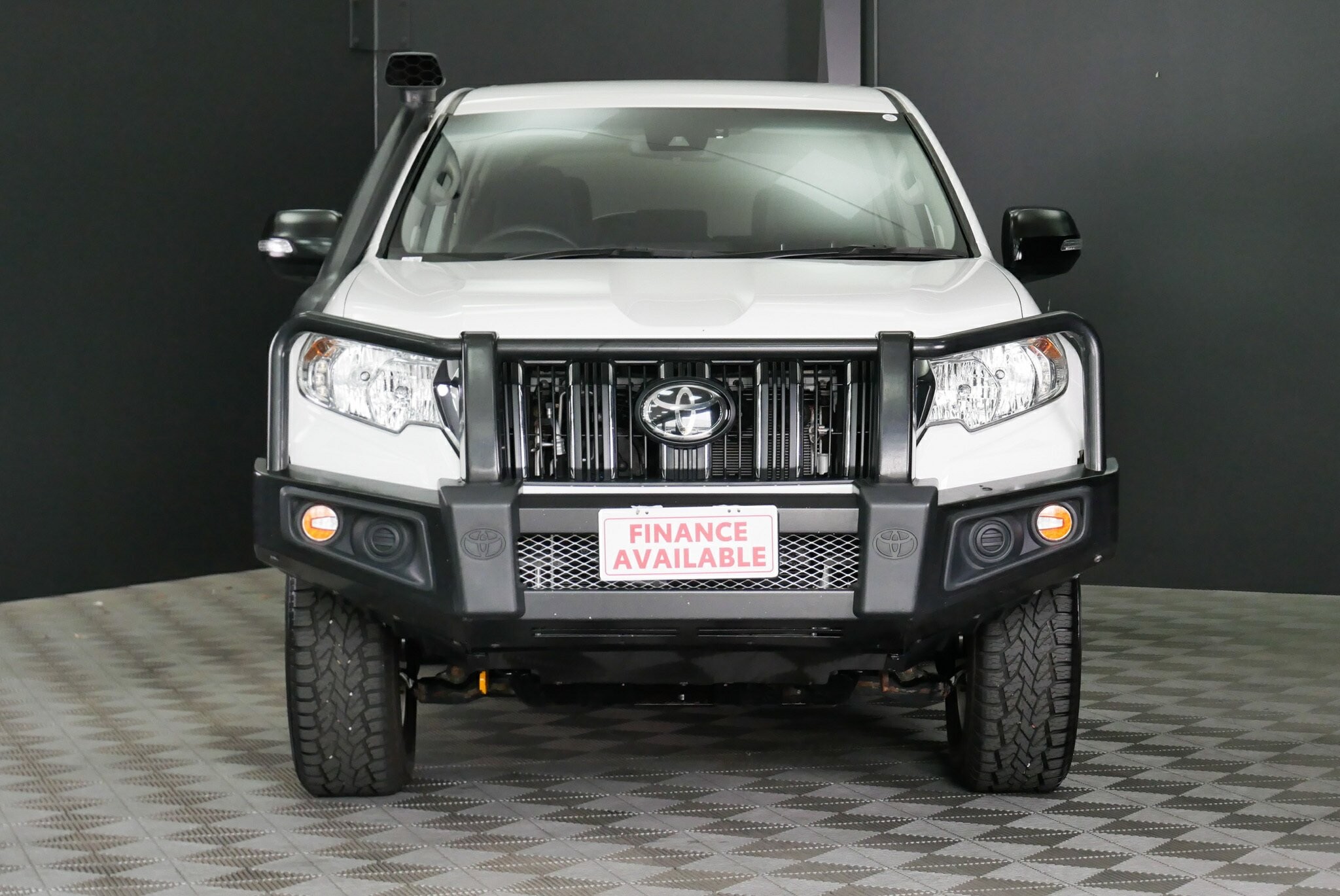 Toyota Landcruiser Prado image 2