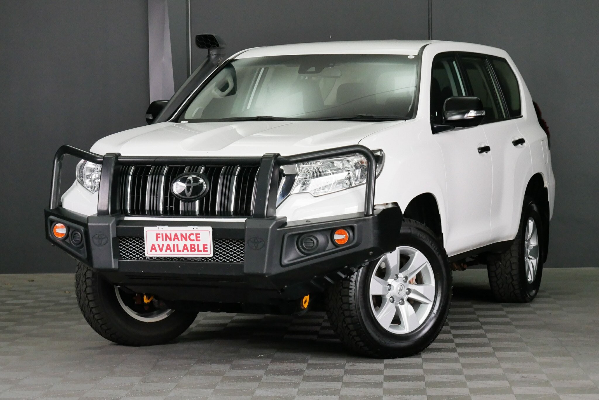 Toyota Landcruiser Prado image 3