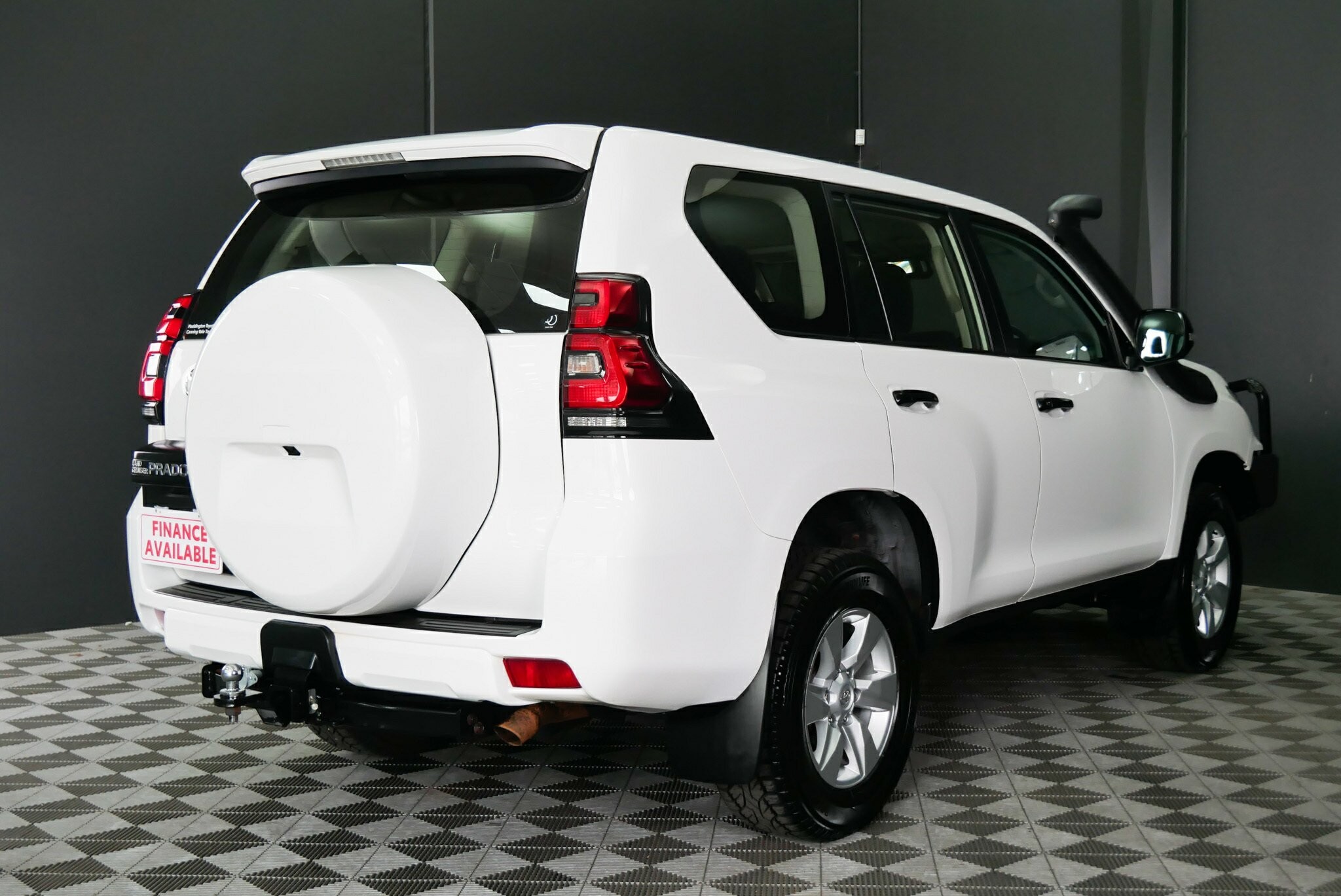 Toyota Landcruiser Prado image 4