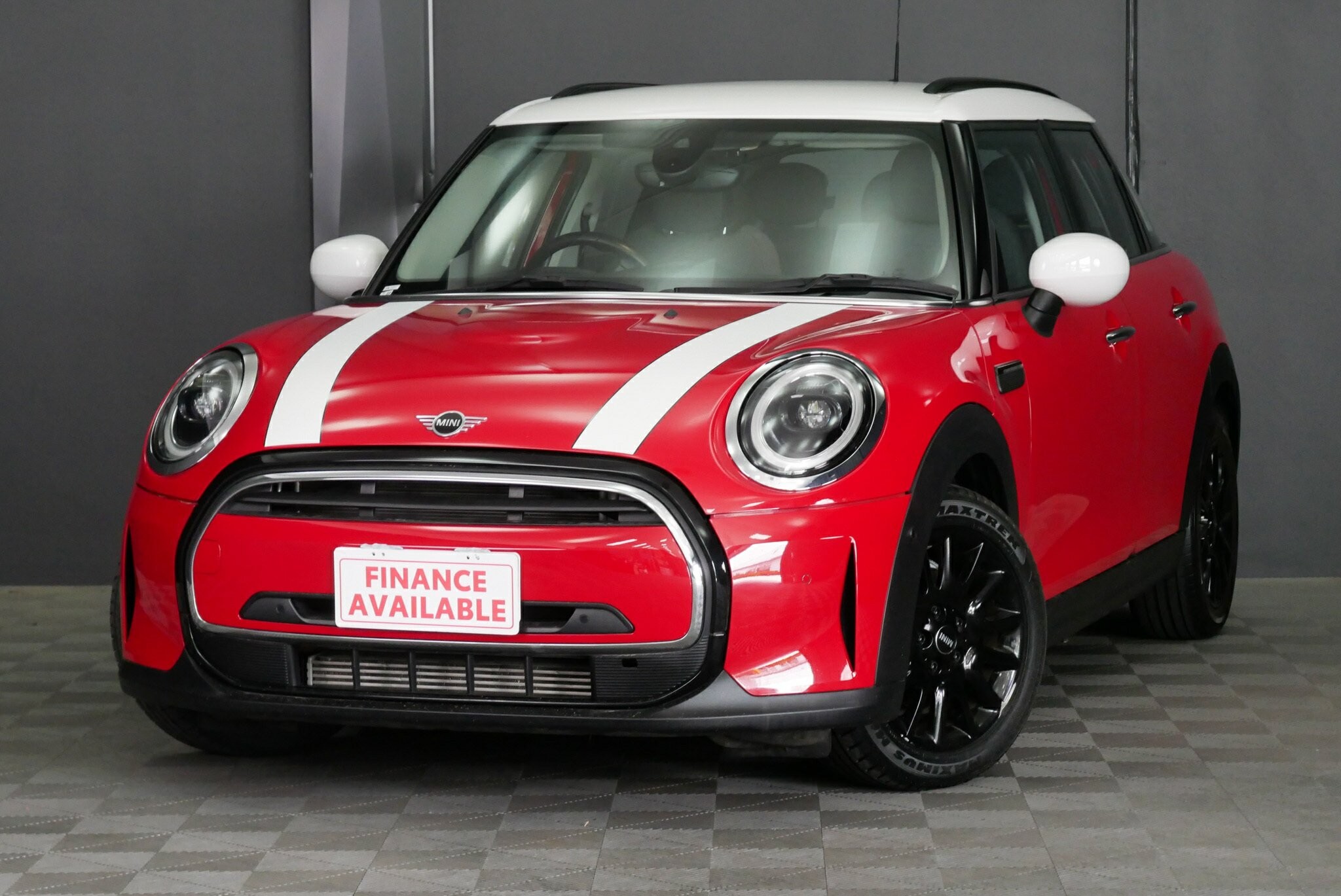 Mini Hatch image 3