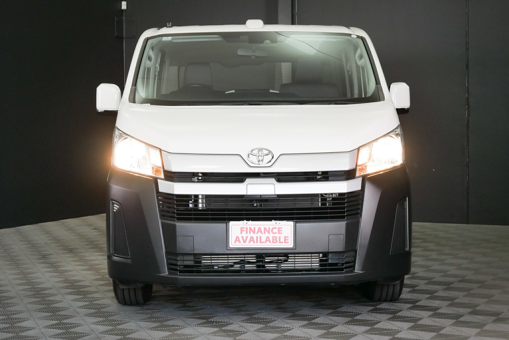 Toyota Hiace image 2