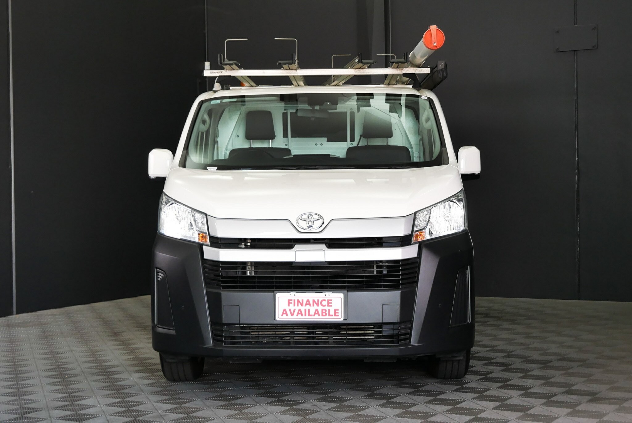 Toyota Hiace image 2