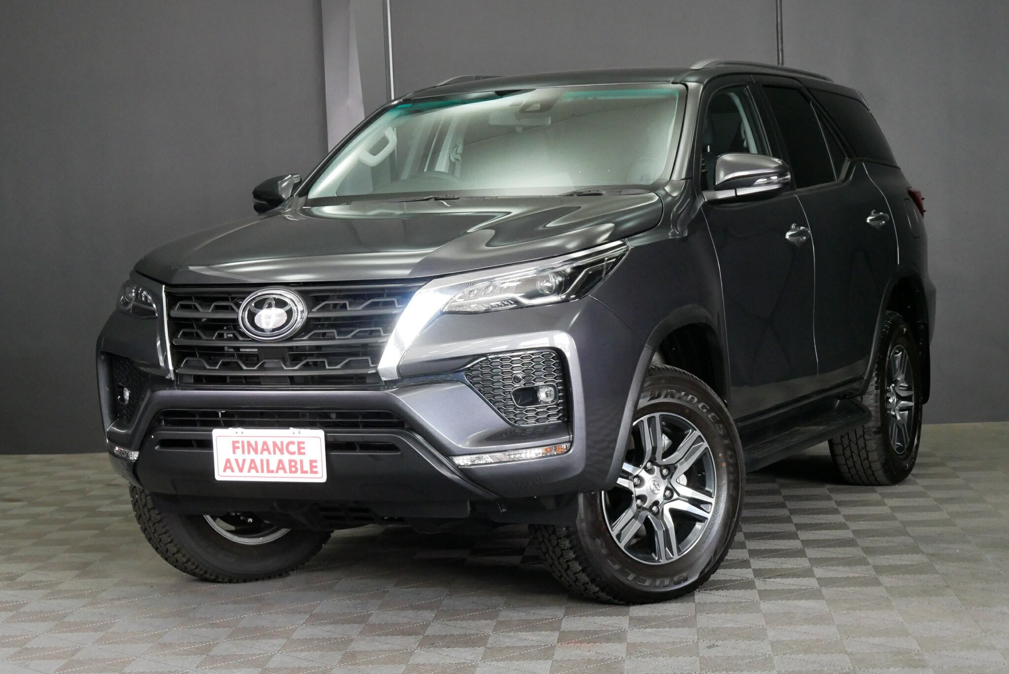 Toyota Fortuner image 3