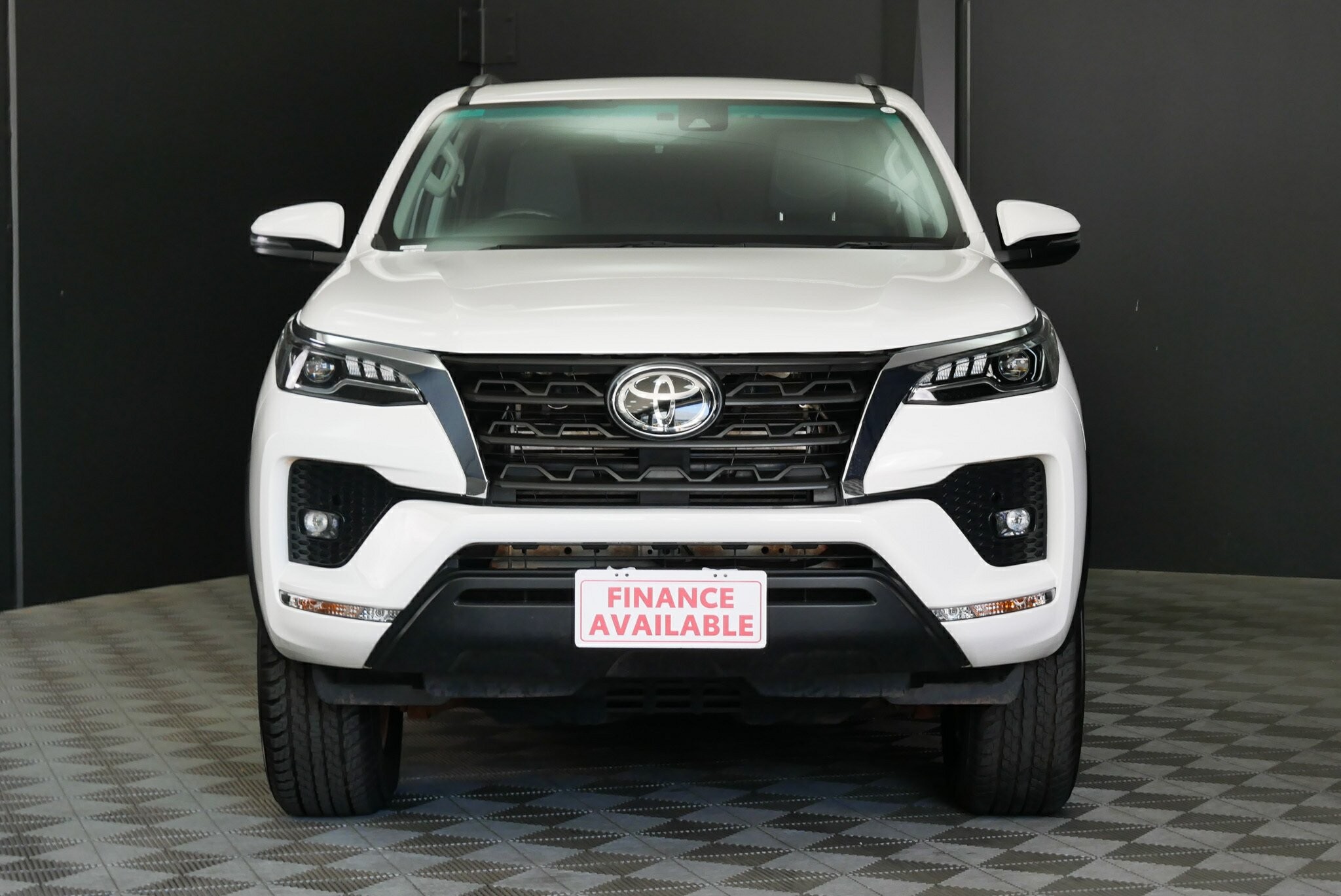 Toyota Fortuner image 2