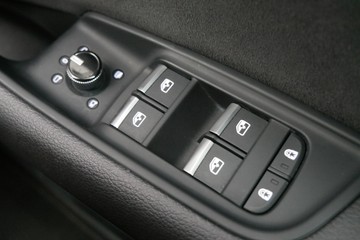 https://vehicle-cdn.autoleague.cloud/30640_U109944_13.jpg