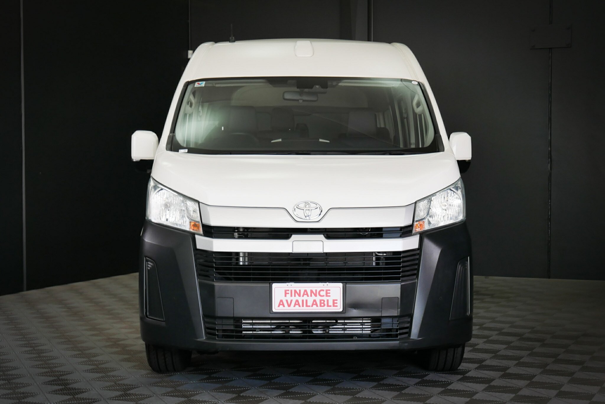 Toyota Hiace image 2