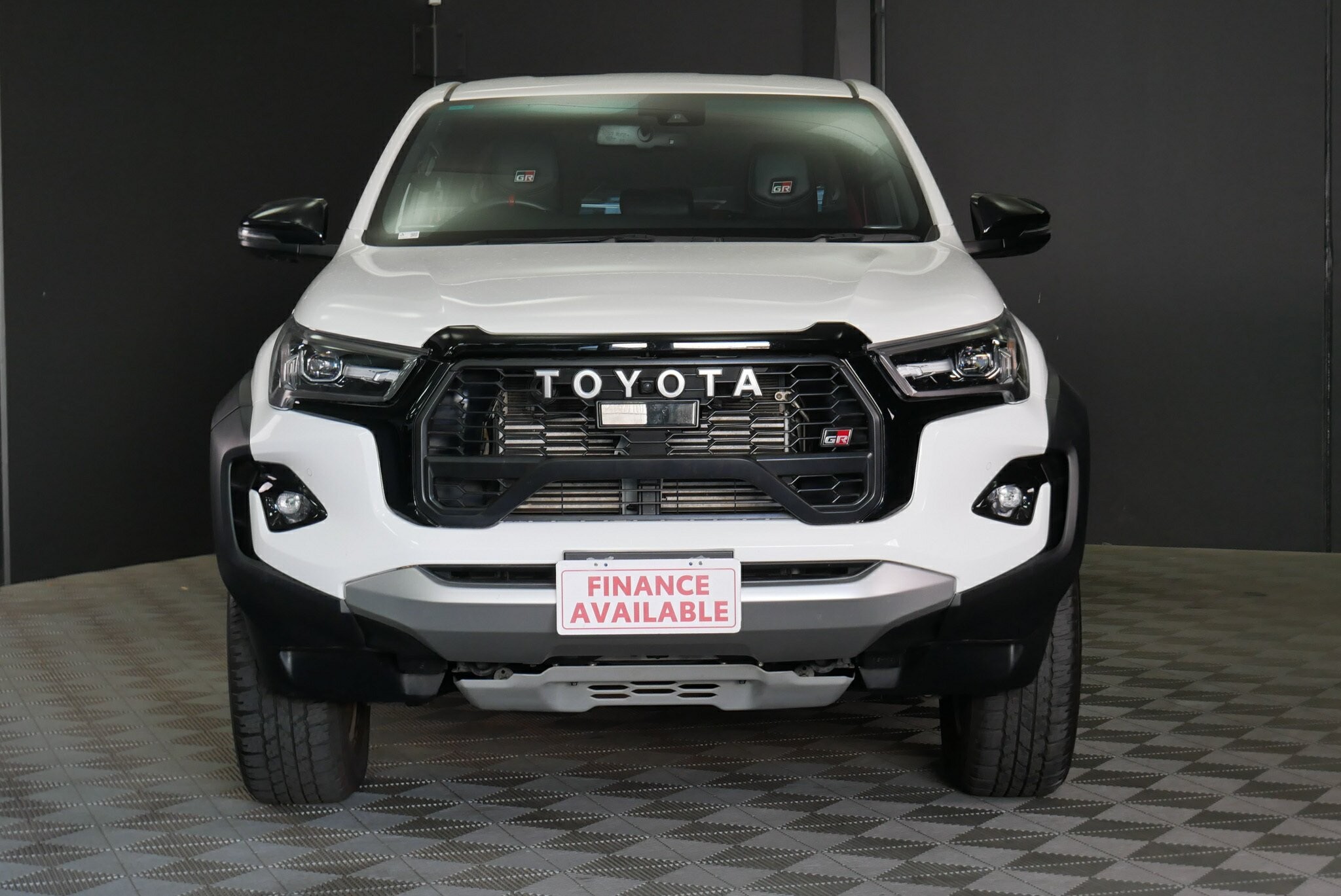 Toyota Hilux image 2