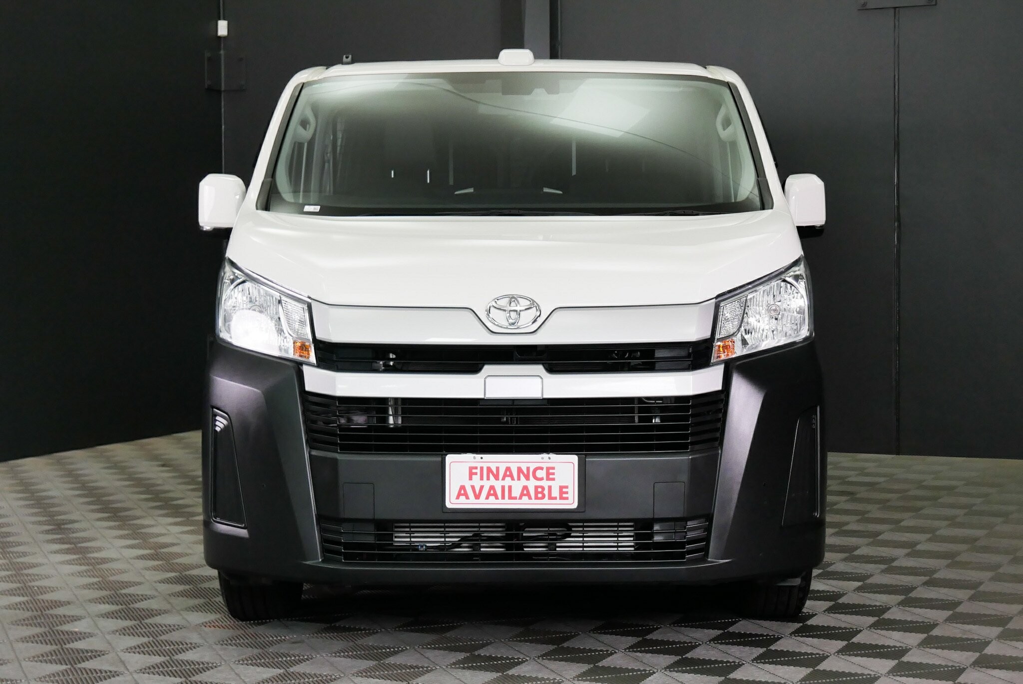 Toyota Hiace image 2