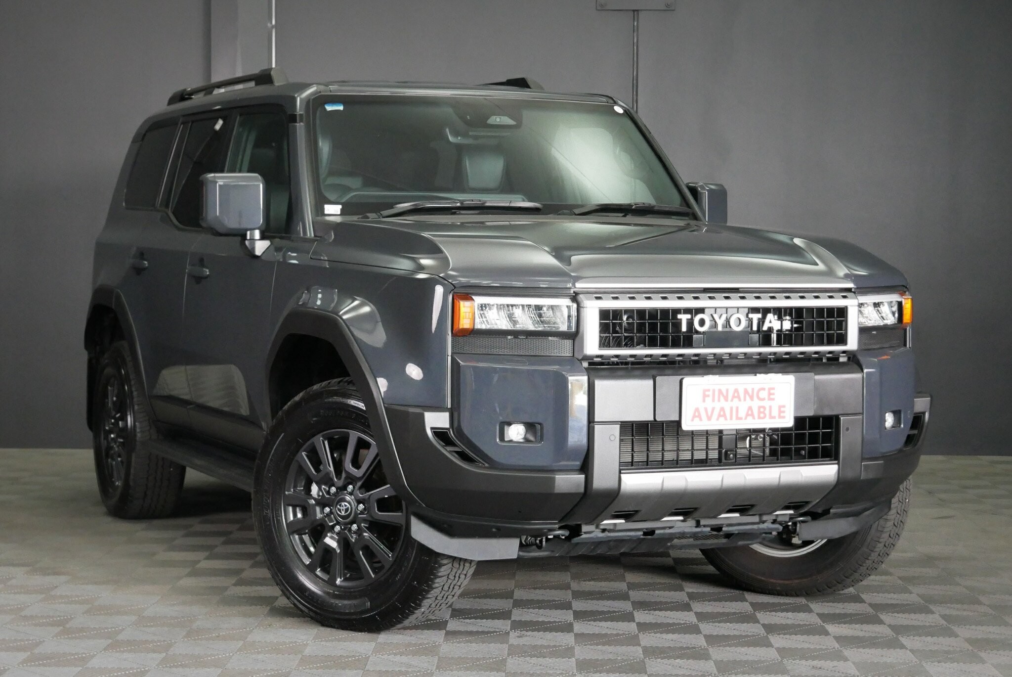 Toyota Landcruiser Prado image 1