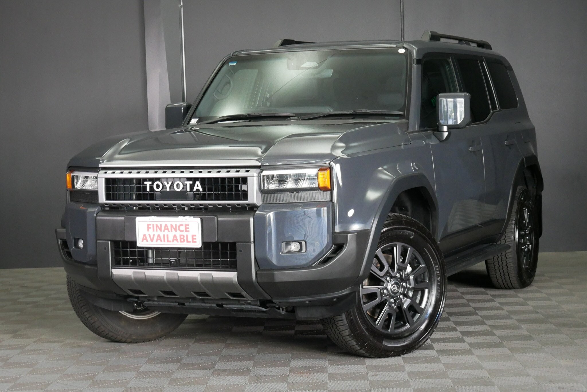 Toyota Landcruiser Prado image 3