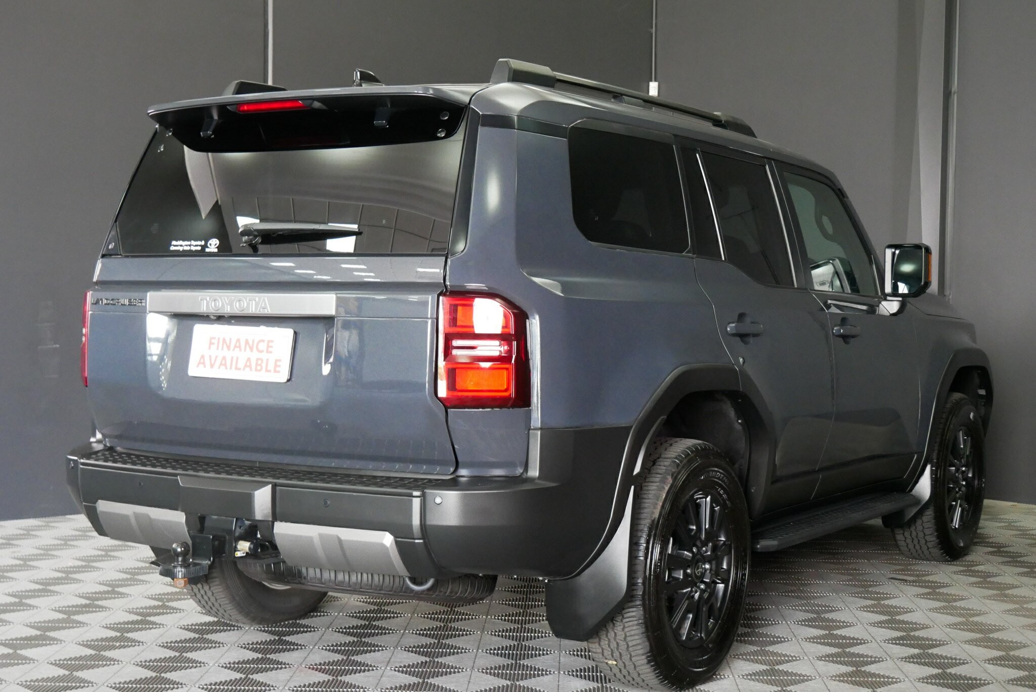 Toyota Landcruiser Prado image 4