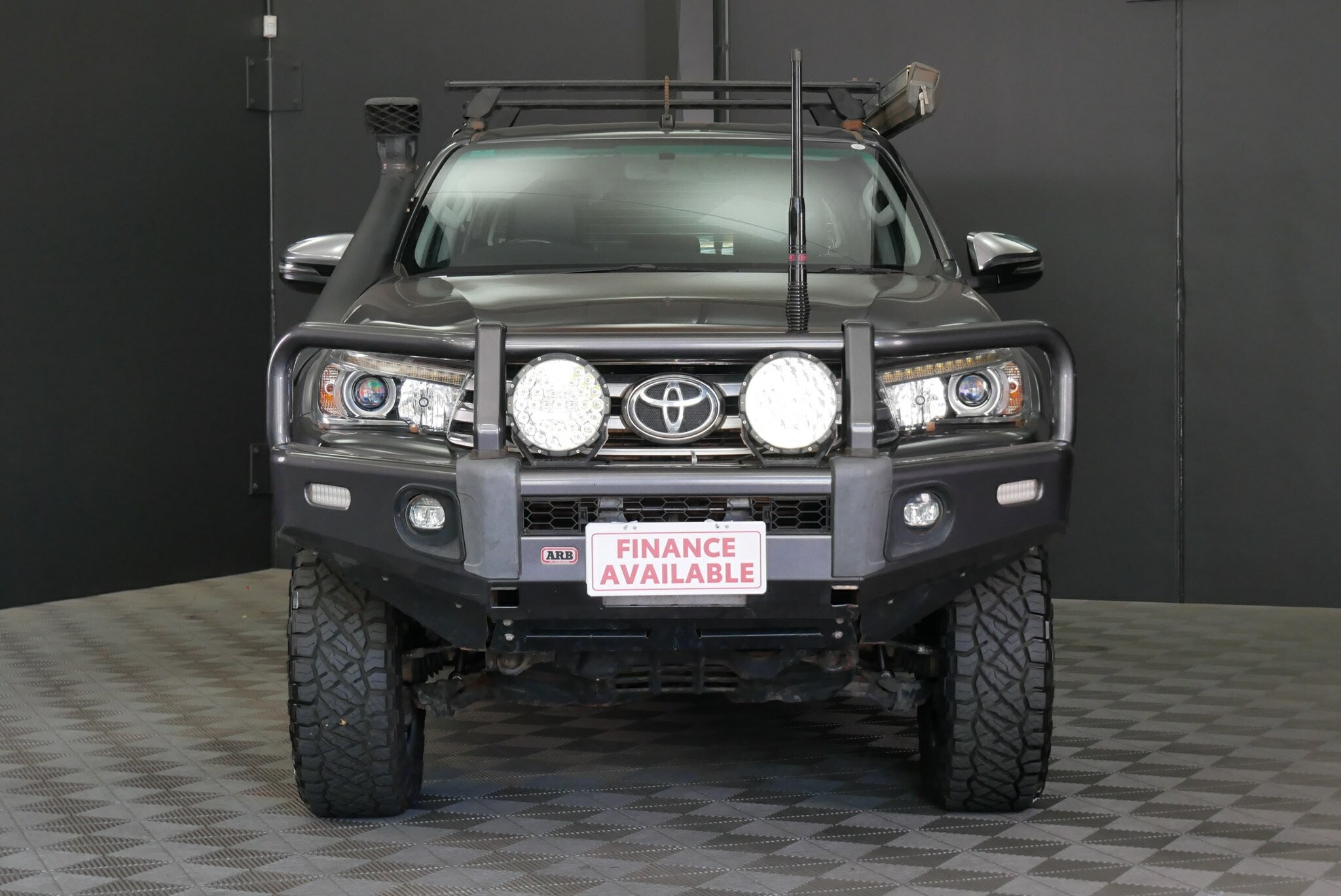 Toyota Hilux image 2
