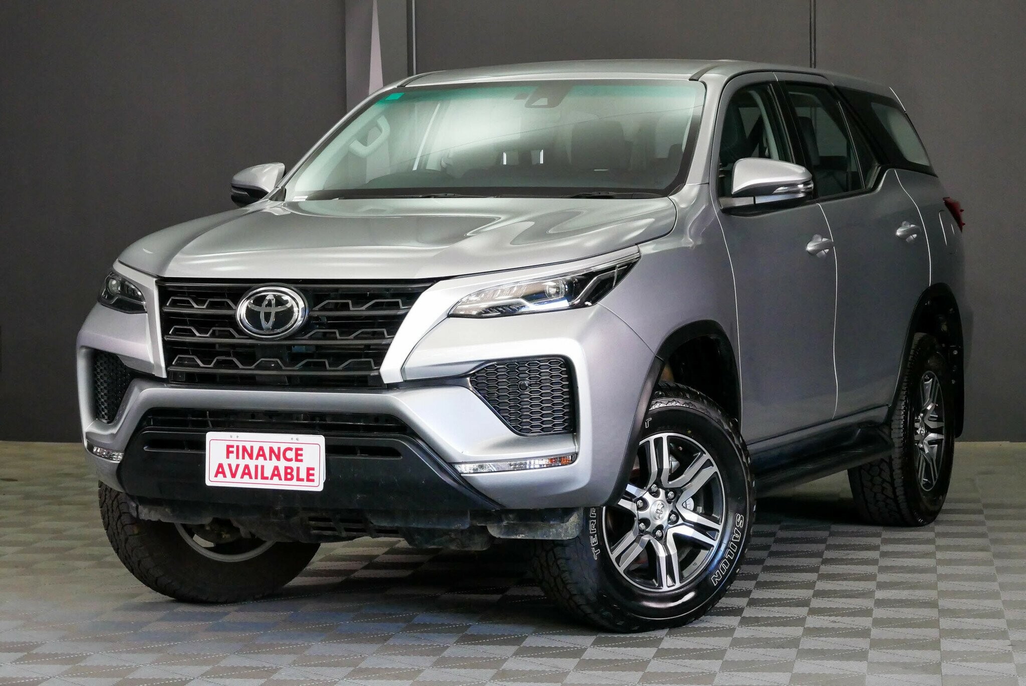 Toyota Fortuner image 3