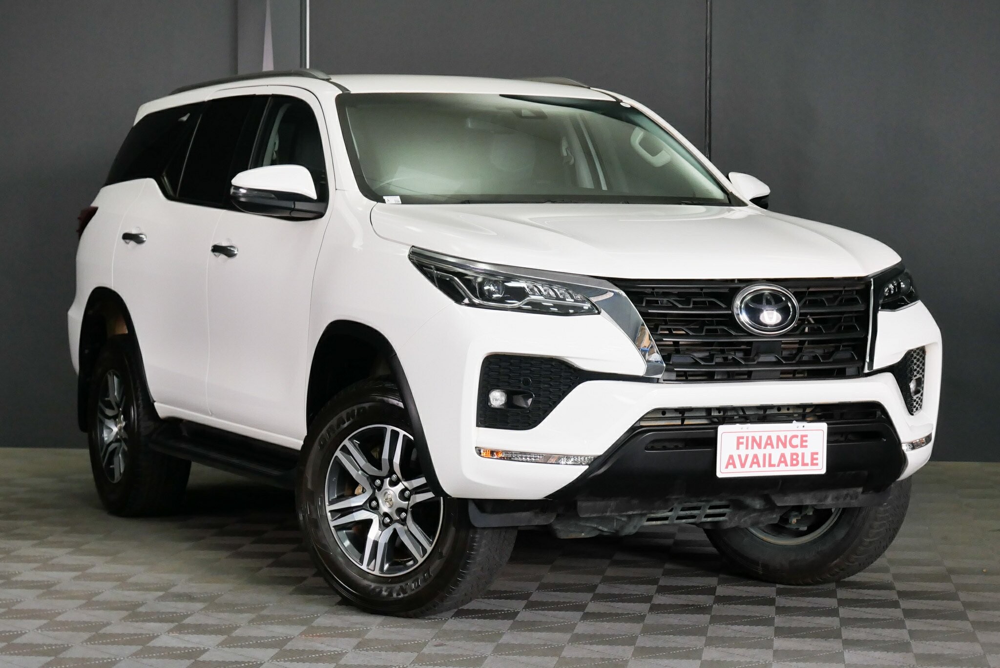 Toyota Fortuner image 1