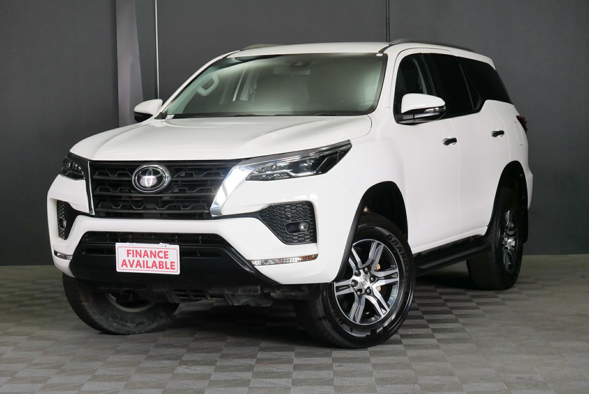 Toyota Fortuner image 3