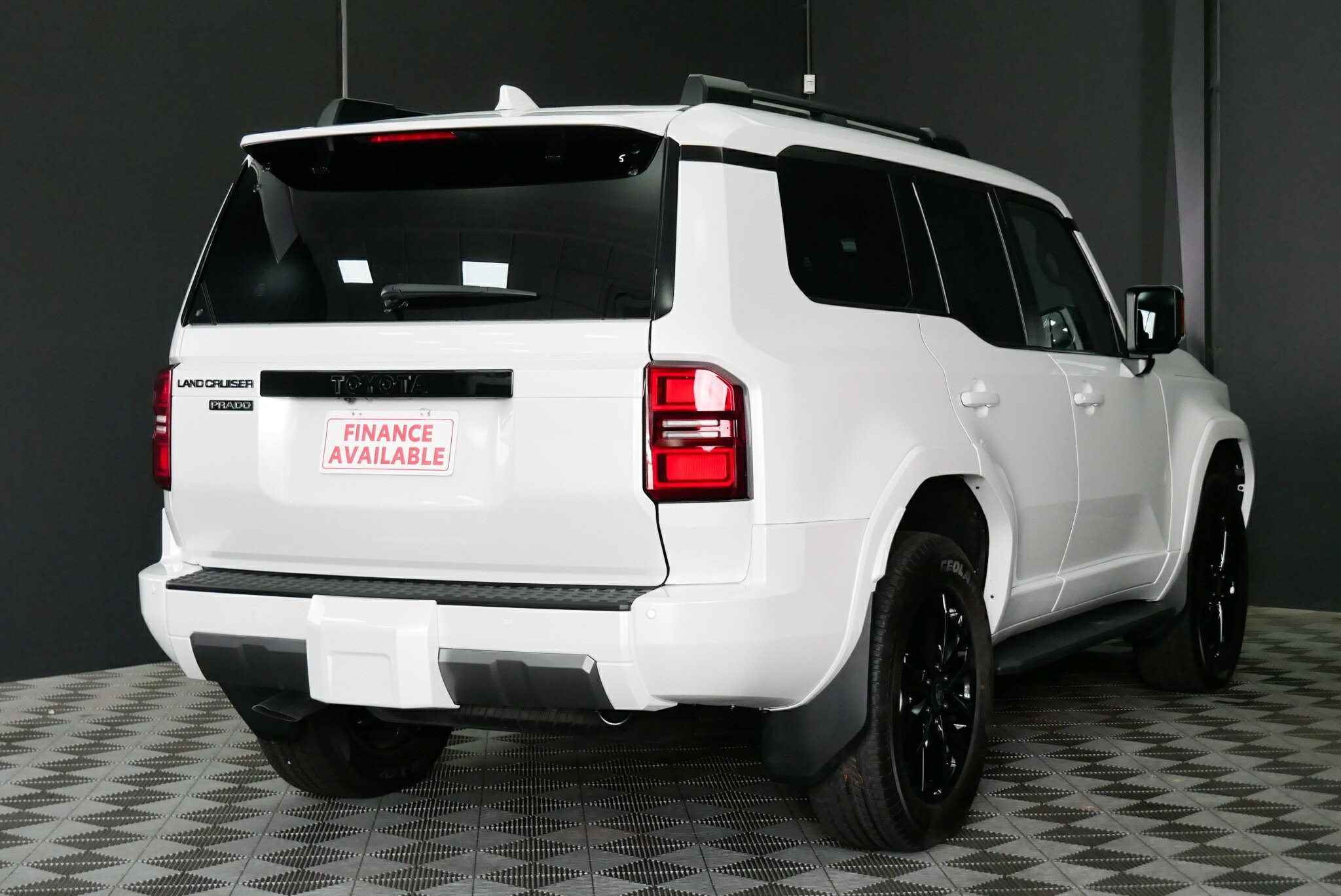 Toyota Landcruiser Prado image 4