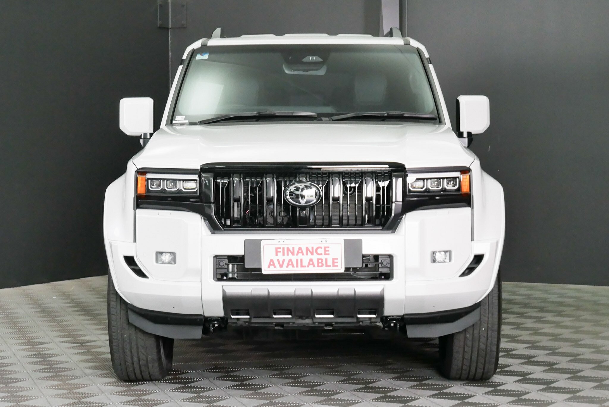 Toyota Landcruiser Prado image 2