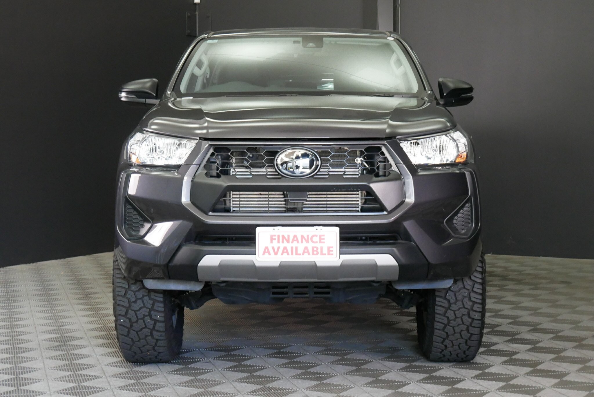 Toyota Hilux image 2