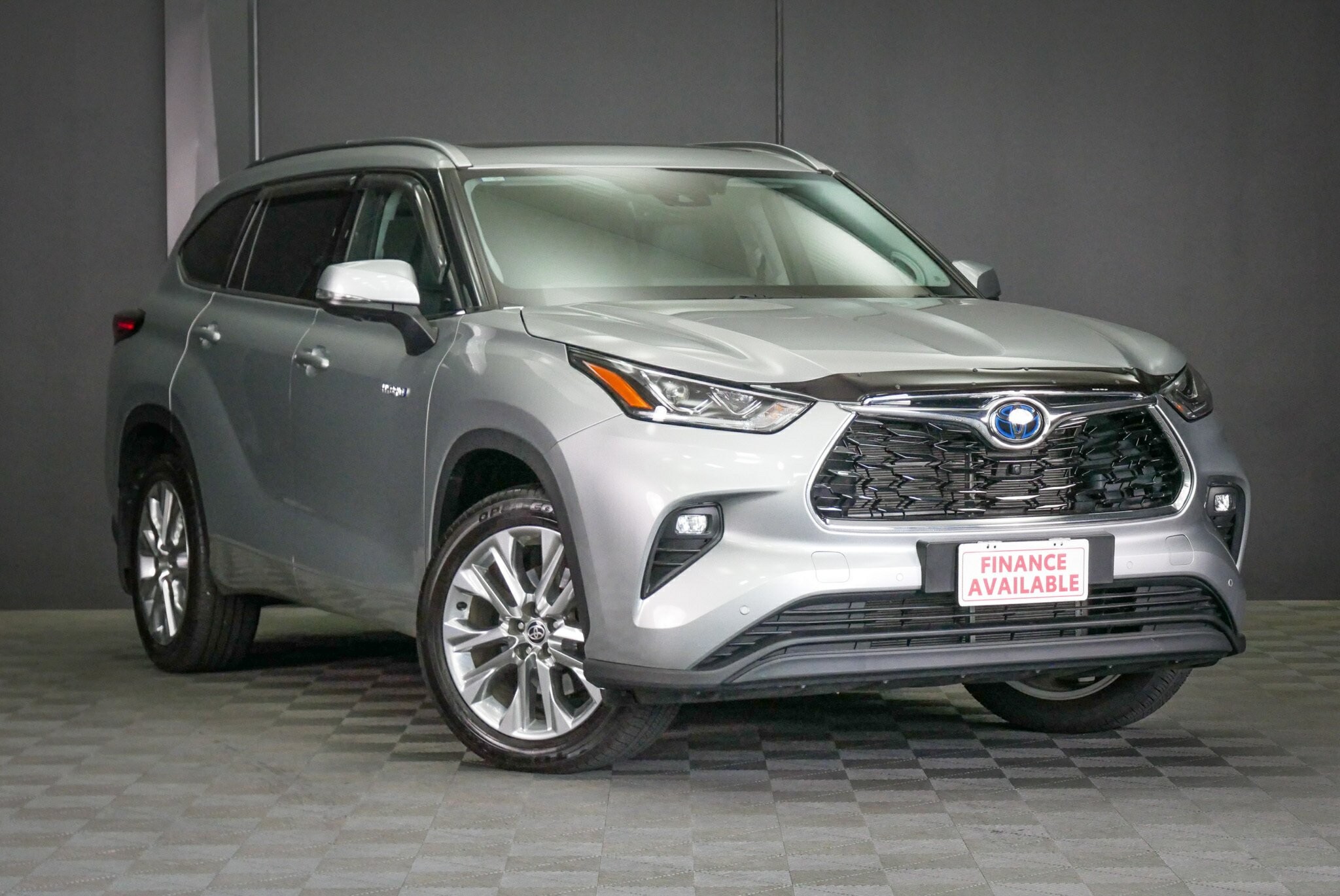 Toyota Kluger image 1
