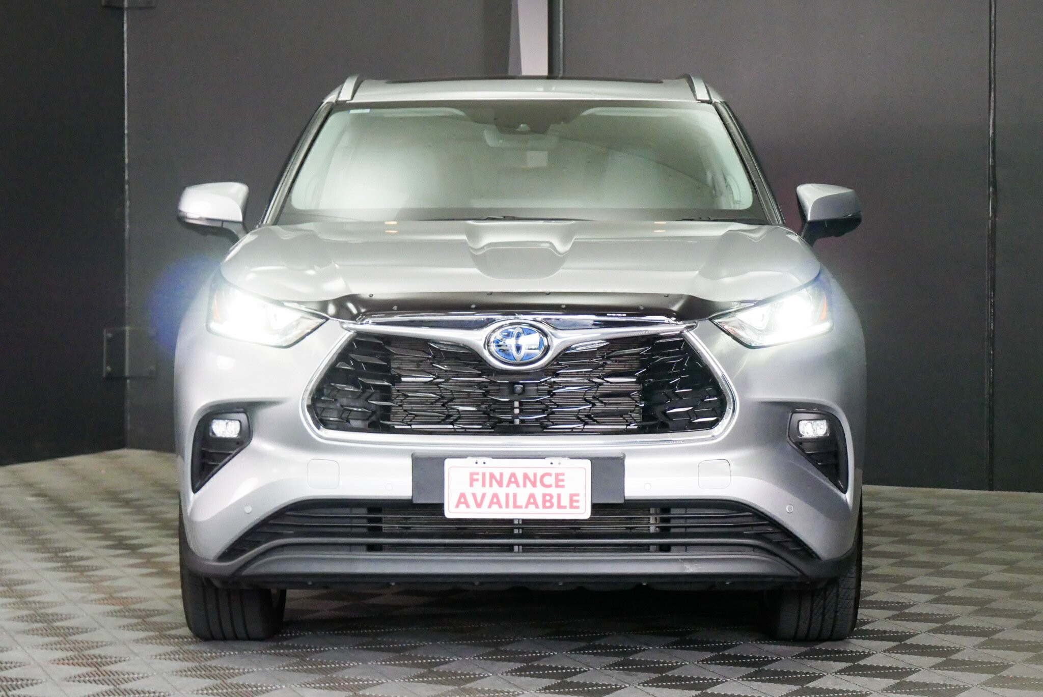 Toyota Kluger image 2