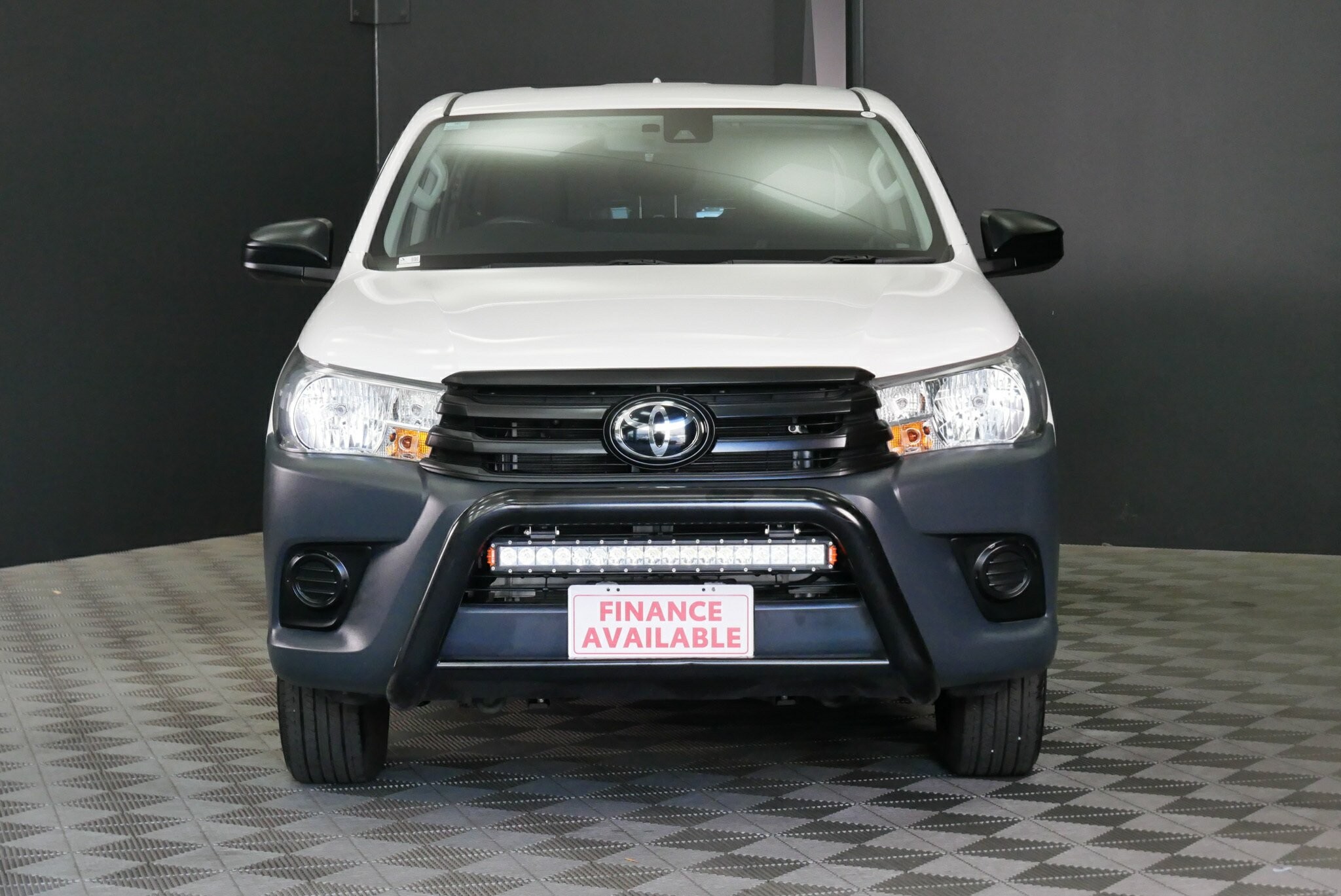 Toyota Hilux image 2