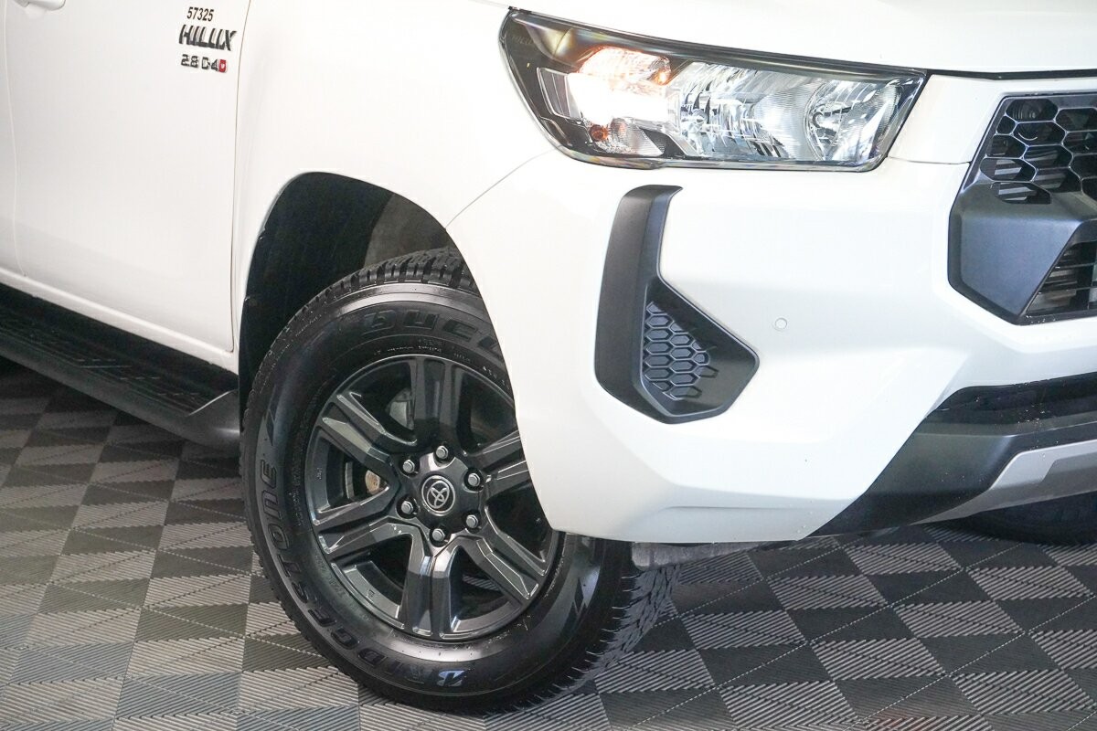Toyota Hilux image 2