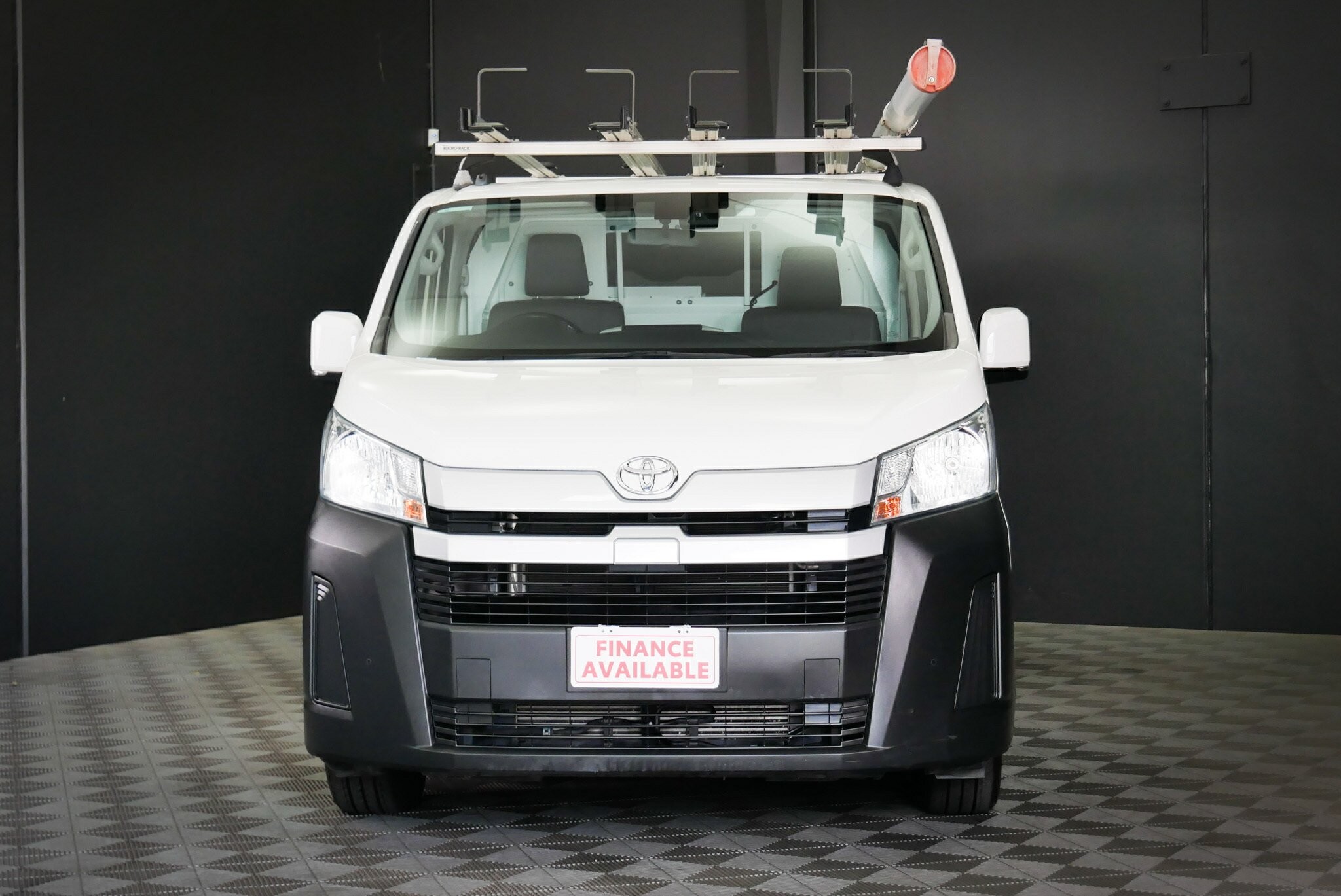 Toyota Hiace image 2