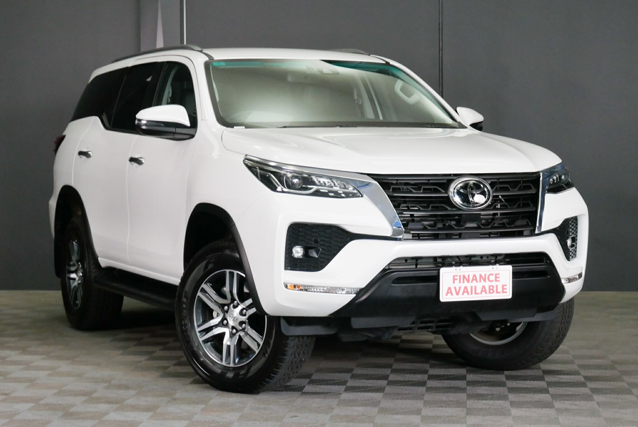 Toyota Fortuner image 1