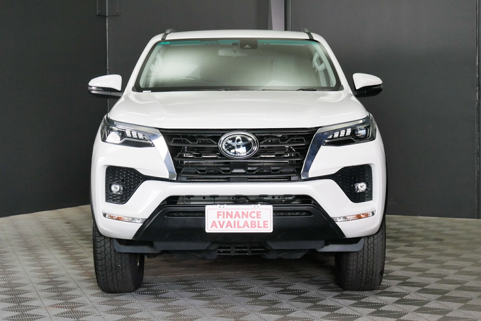 Toyota Fortuner image 2