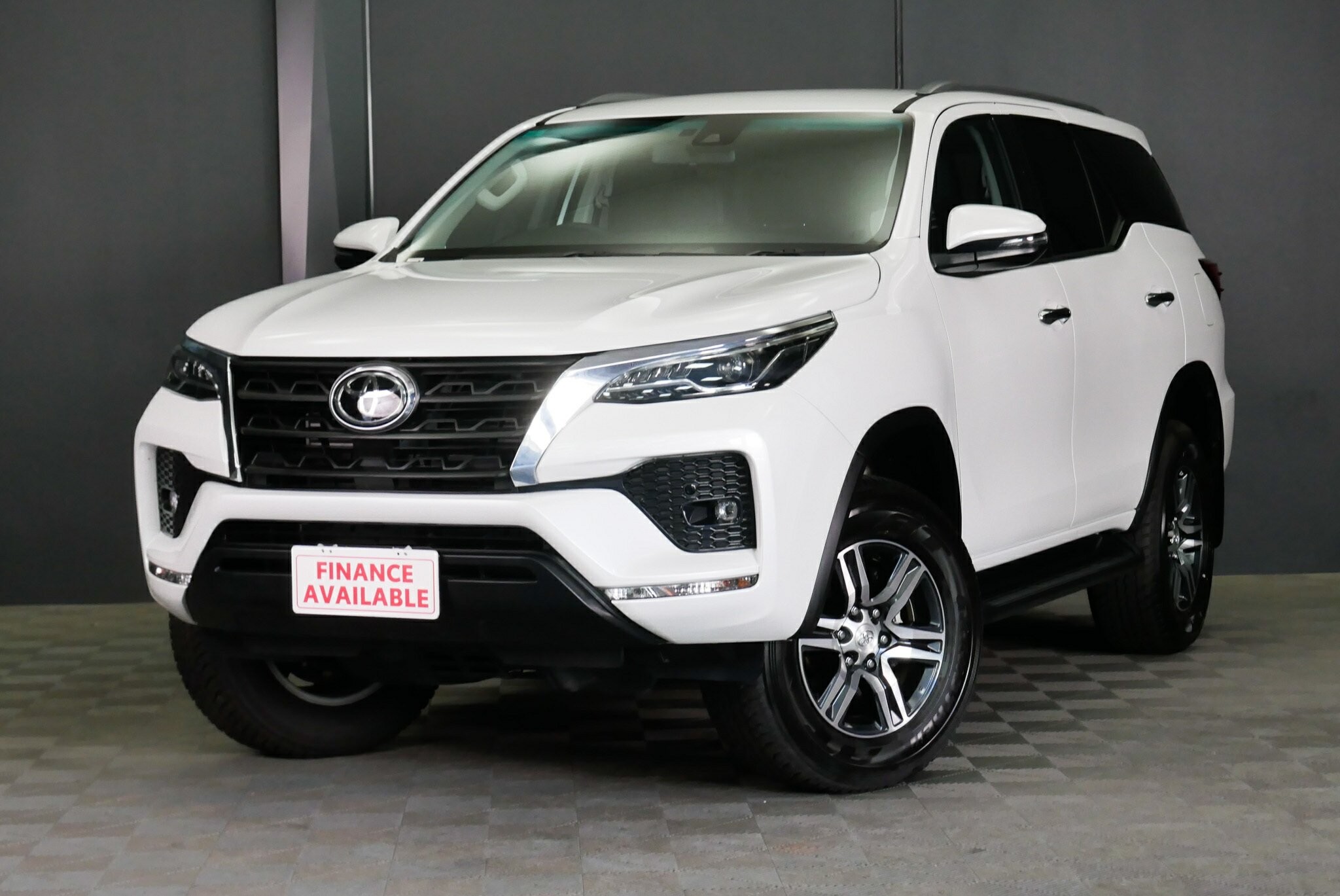 Toyota Fortuner image 3