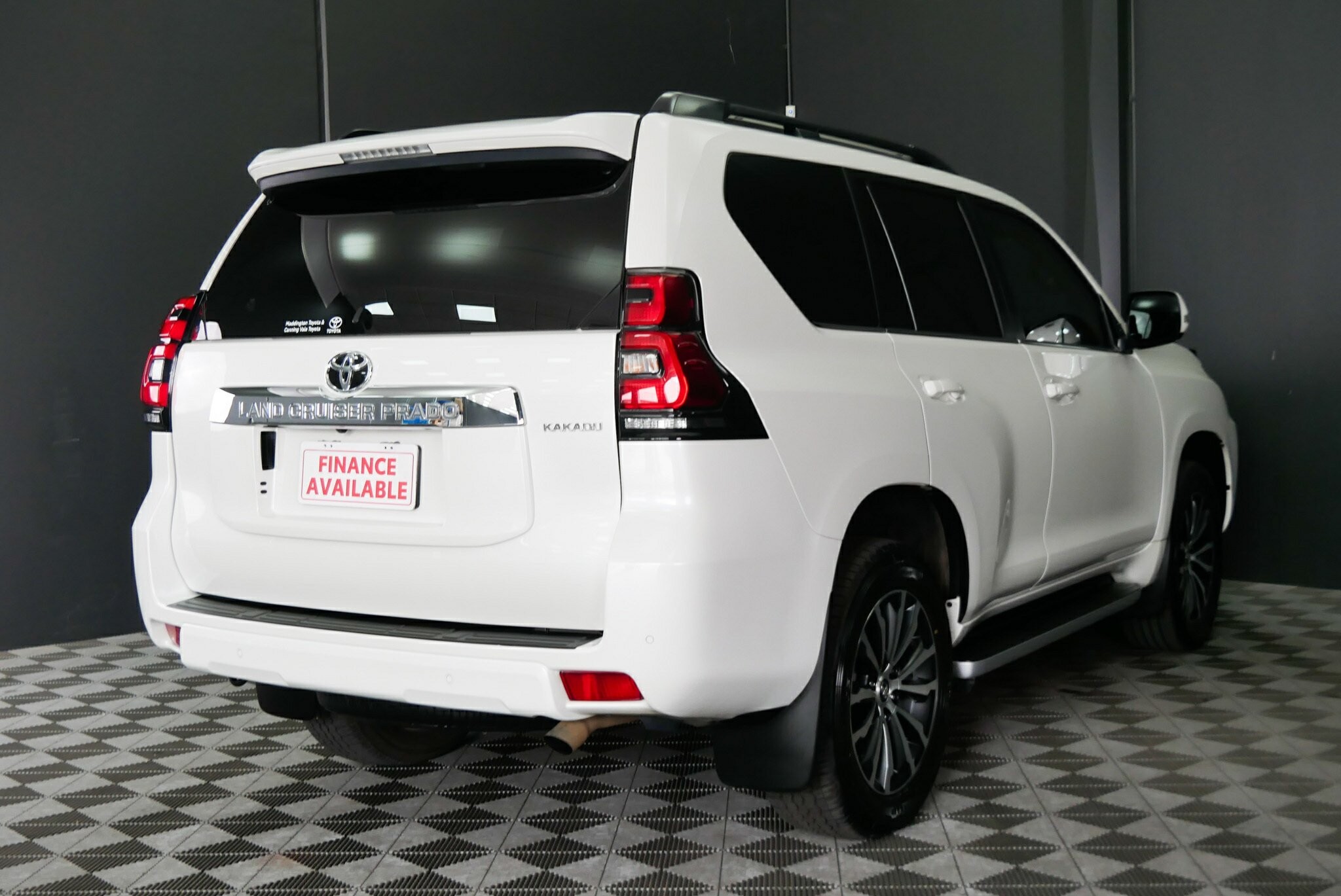 Toyota Landcruiser Prado image 4