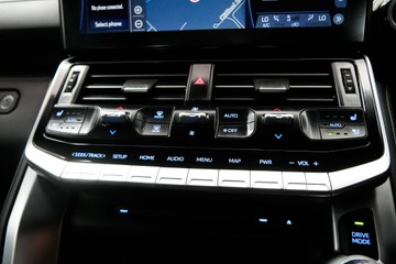 https://vehicle-cdn.autoleague.cloud/30640_U110506_14.jpg