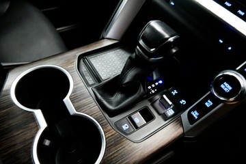 https://vehicle-cdn.autoleague.cloud/30640_U110506_15.jpg