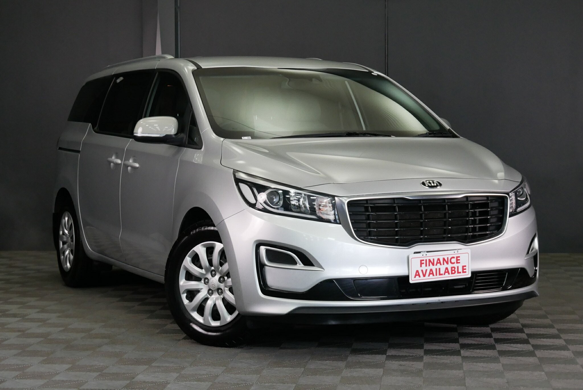 Kia Carnival image 1