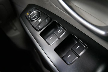 https://vehicle-cdn.autoleague.cloud/30640_U110560_16.jpg