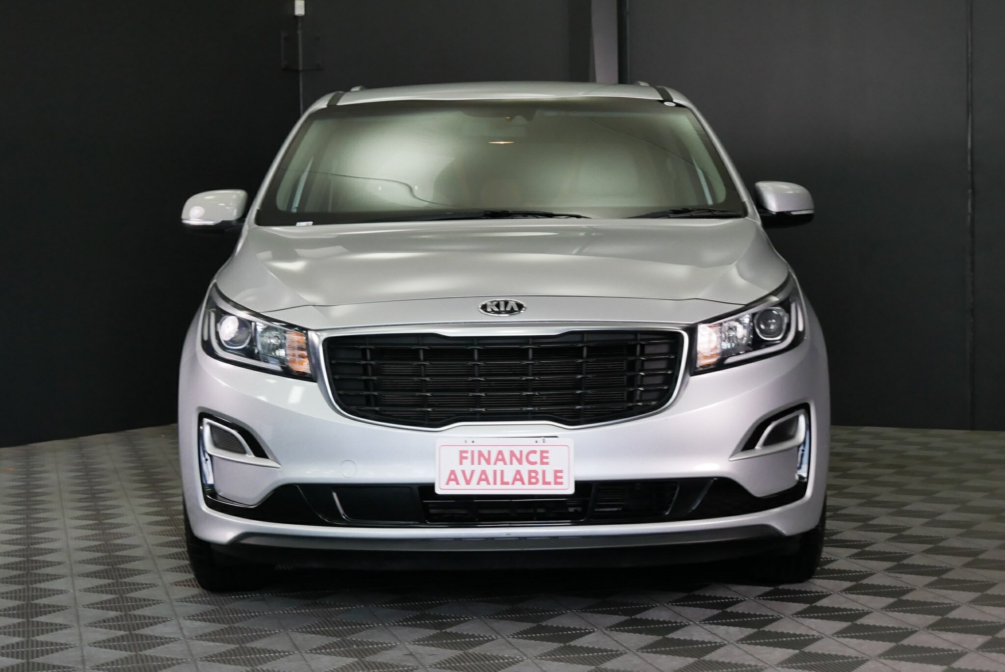 Kia Carnival image 2