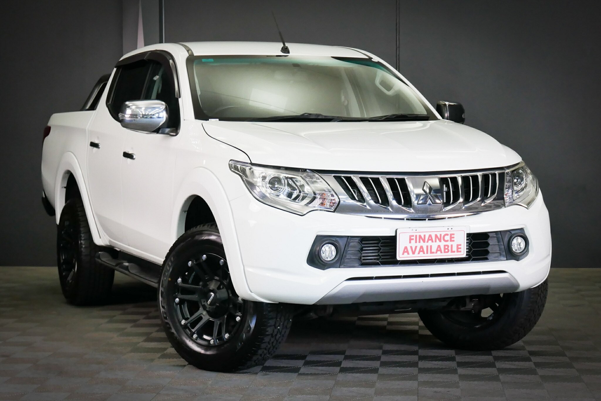 Mitsubishi Triton image 1