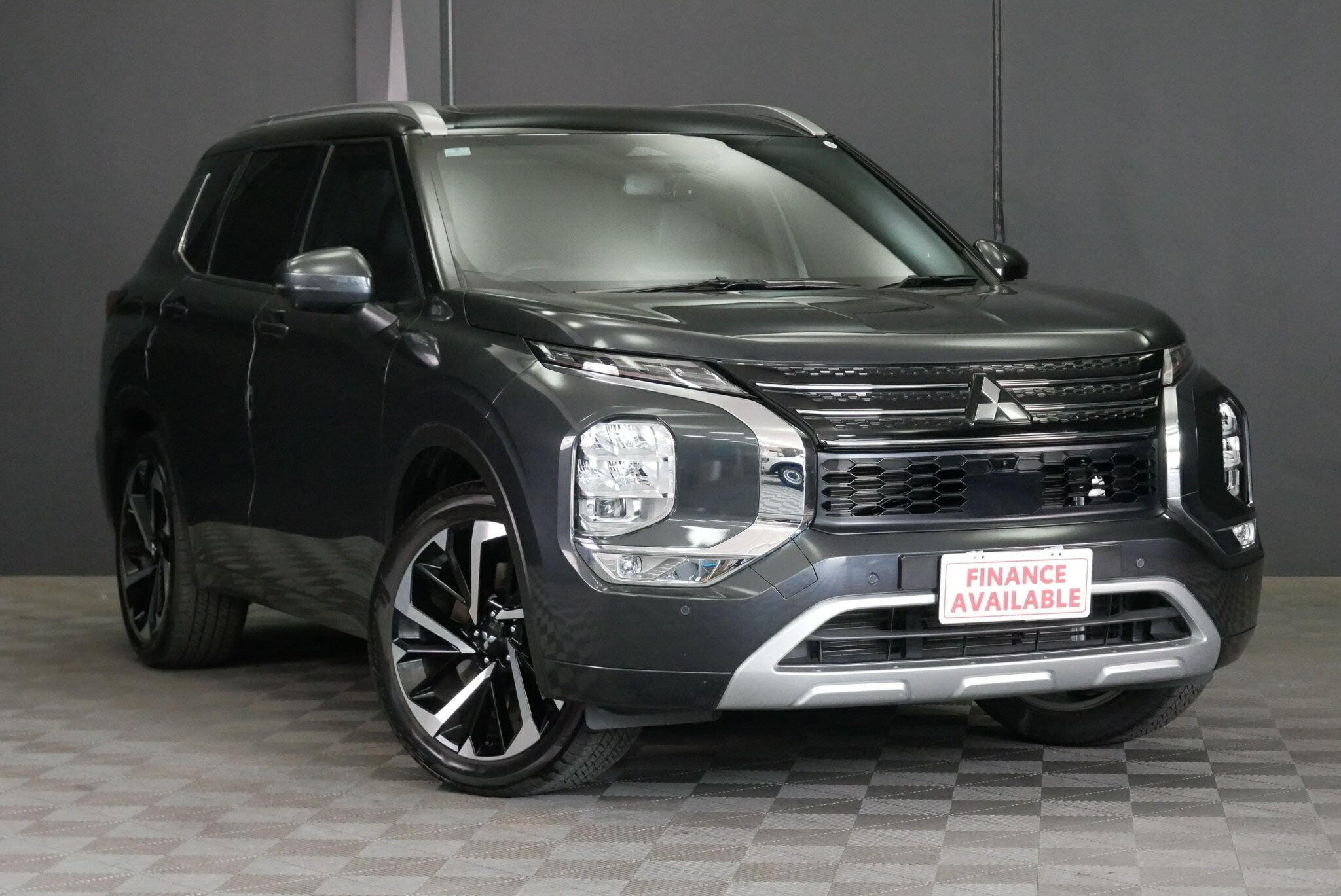 Mitsubishi Outlander image 1