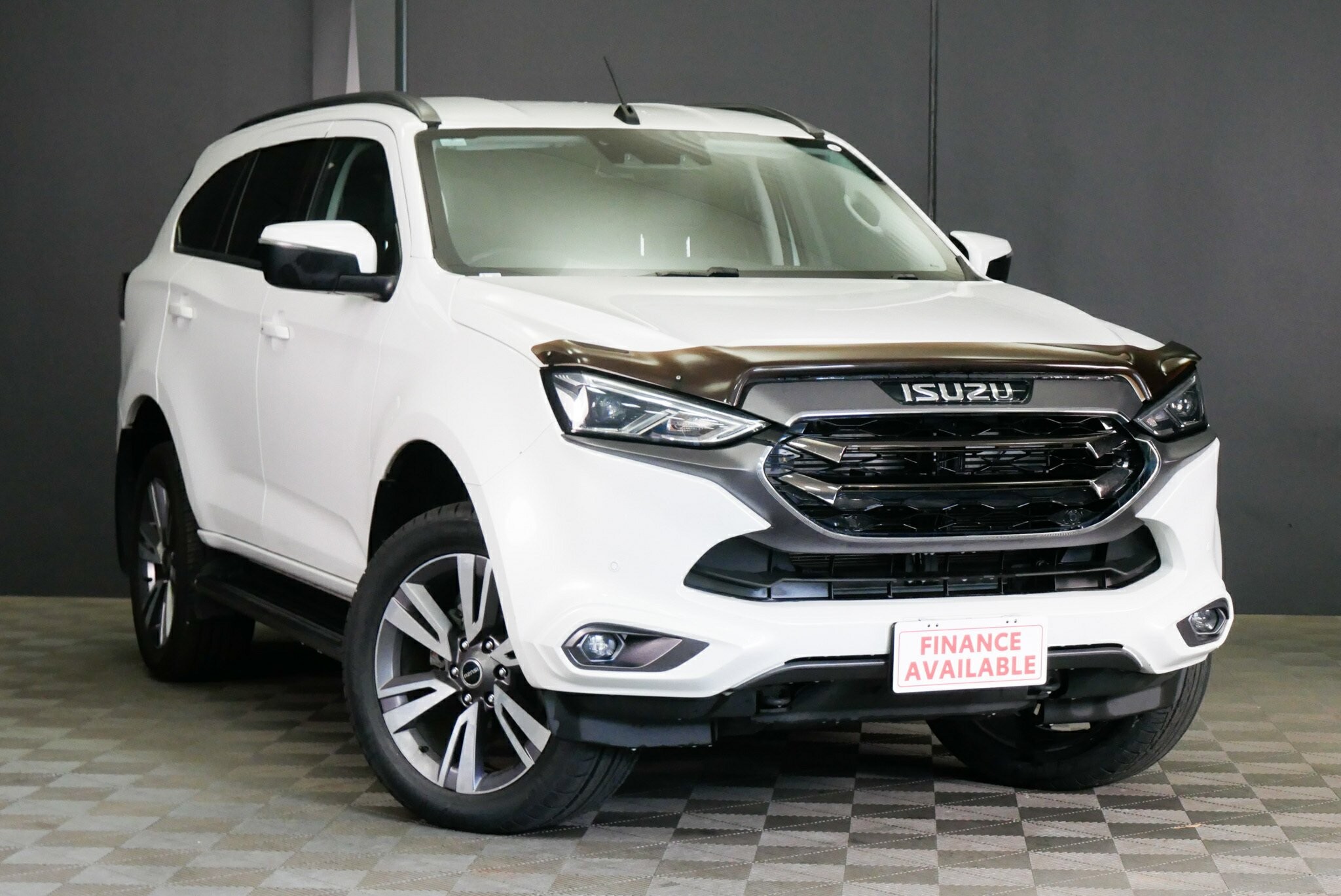 Isuzu Mu-x image 1