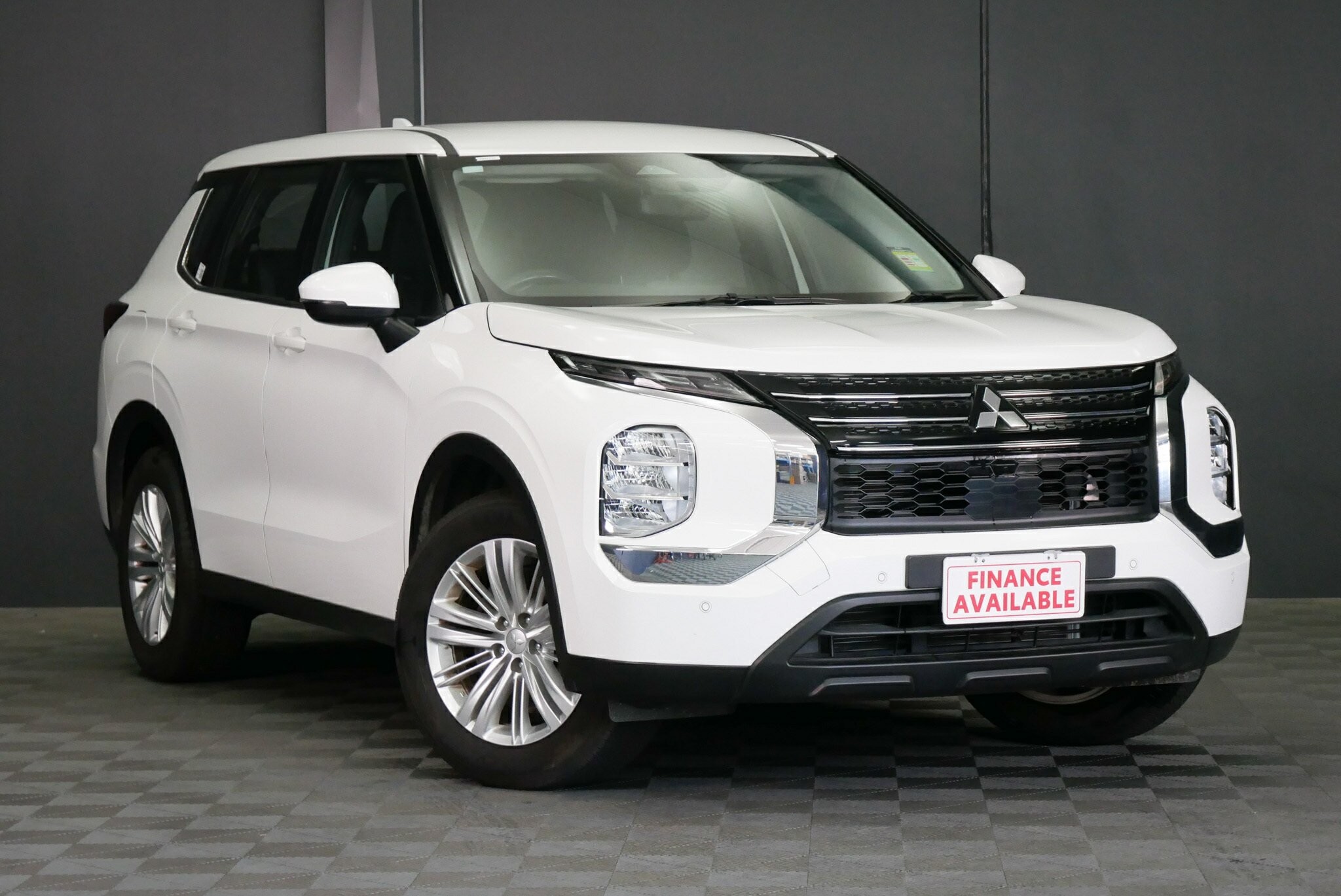 Mitsubishi Outlander image 1