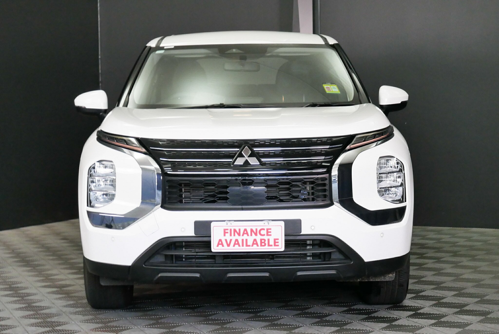 Mitsubishi Outlander image 2