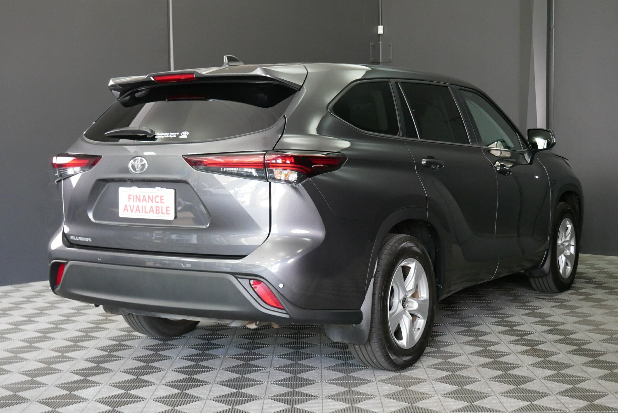 Toyota Kluger image 4