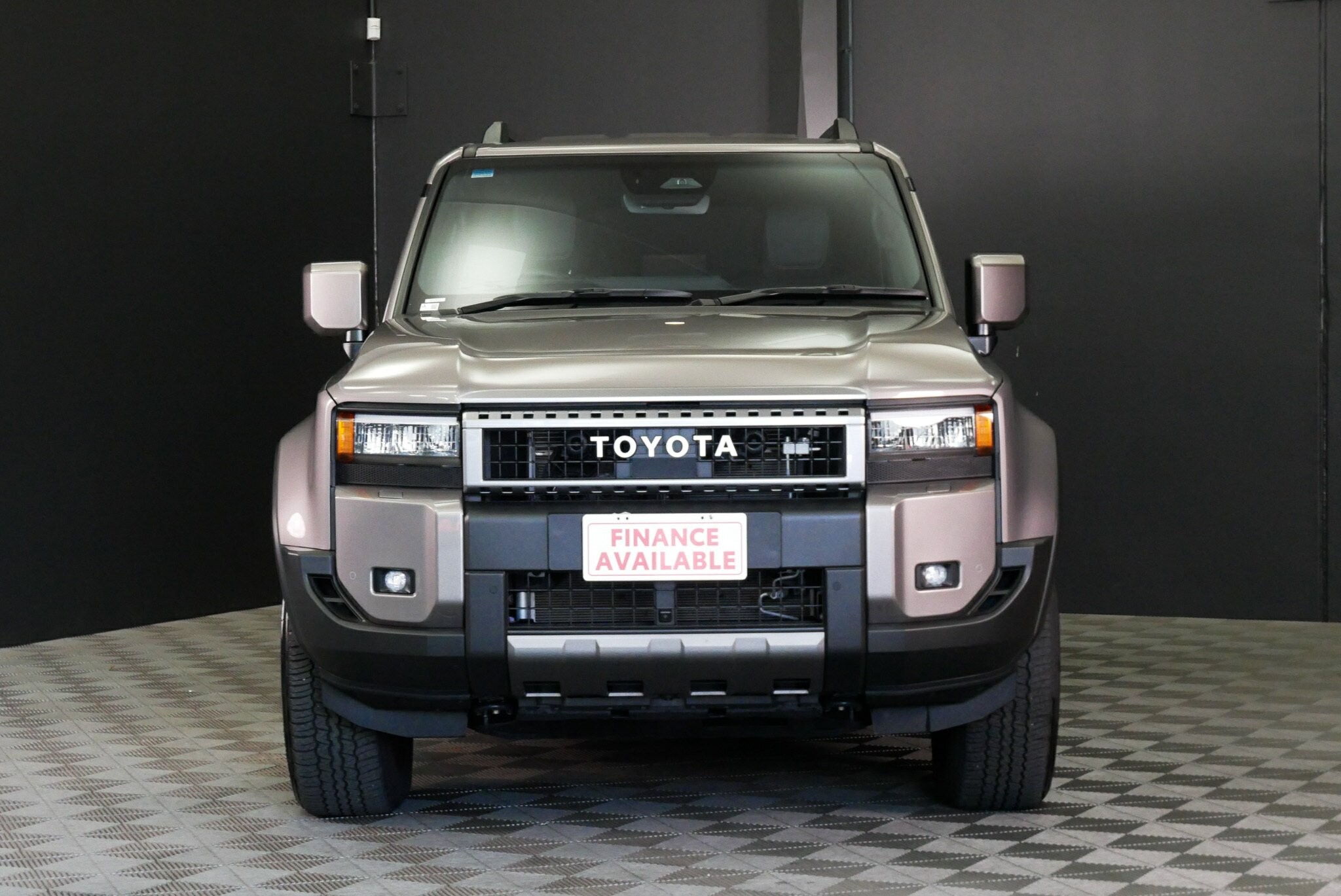 Toyota Landcruiser Prado image 2
